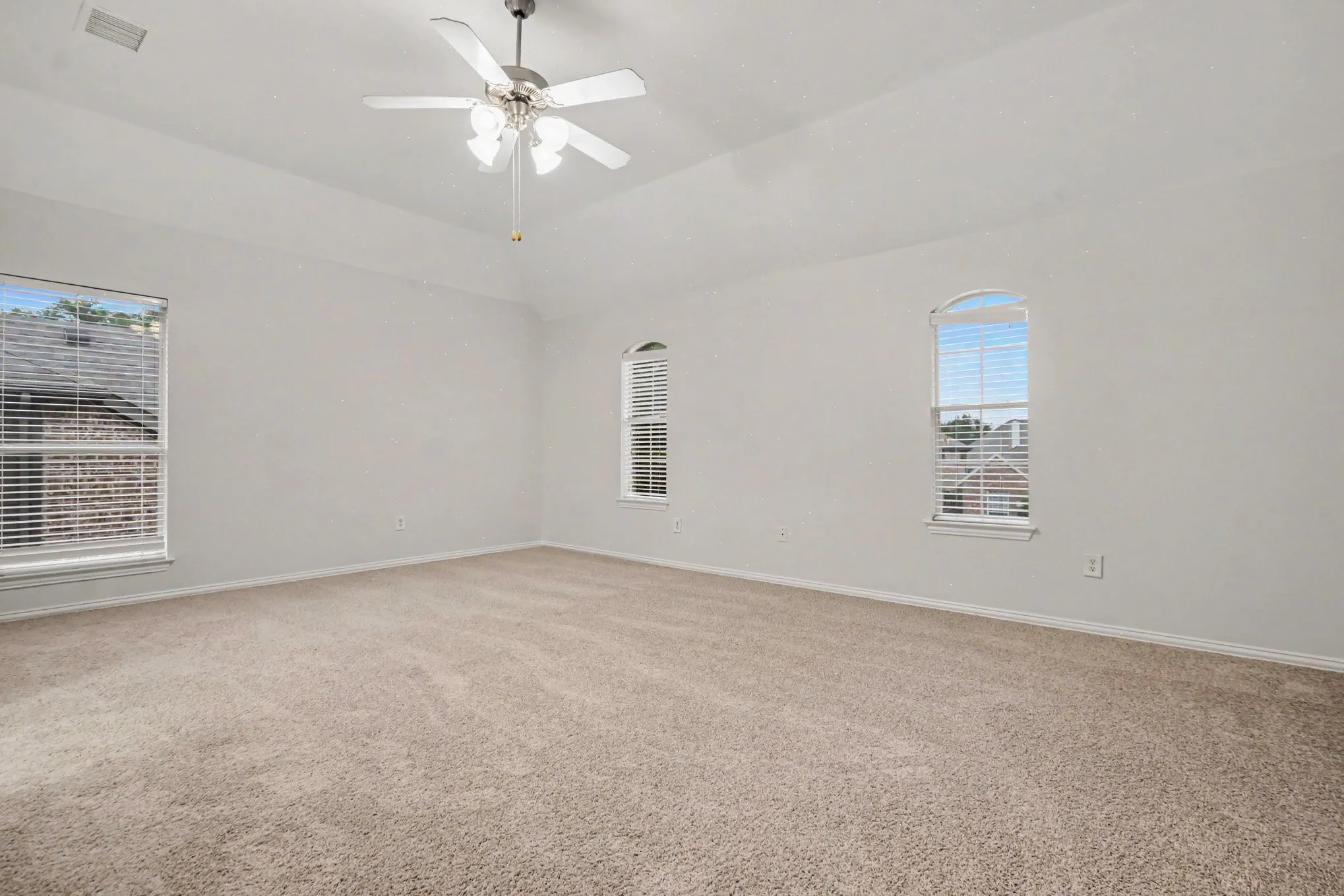 Single Family Residence For Sale in Denton County , 4111 Creek Hill Lane, Corinth, Texas 76208, 4 Bedroom, 3 Bathroom, 2 Garage spaces, 3,054 Sqft, built in 2003, mls#21311560, Real Estate Agent in Corinth, Homes For Sale in Denton county, Homes For Sale in Corinth, Realtor in Corinth Texas, Real Estate Brokerage Independent Realty Texas, Luminita Cordes Realtor