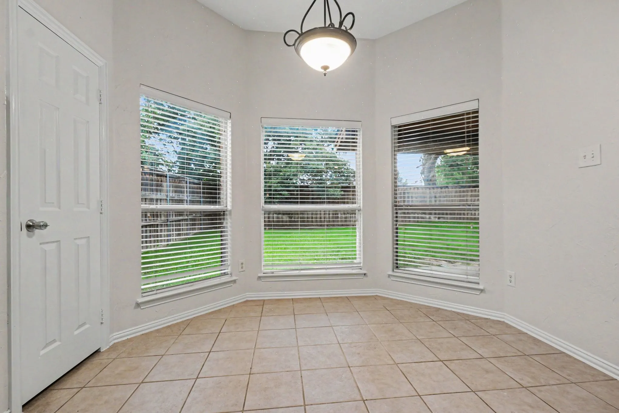 Single Family Residence For Sale in Denton County , 4111 Creek Hill Lane, Corinth, Texas 76208, 4 Bedroom, 3 Bathroom, 2 Garage spaces, 3,054 Sqft, built in 2003, mls#21311560, Real Estate Agent in Corinth, Homes For Sale in Denton county, Homes For Sale in Corinth, Realtor in Corinth Texas, Real Estate Brokerage Independent Realty Texas, Luminita Cordes Realtor