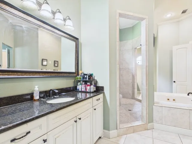 Single Family Residence For Sale in Henderson County , 299 Saint Andrews Drive, Mabank, Texas 75156, 4 Bedroom, 6 Bathroom, 4 Garage spaces, 5,991 Sqft, built in 2007, mls#21311722, Real Estate Agent in Mabank, Homes For Sale in Henderson county, Homes For Sale in Mabank, Realtor in Mabank Texas, Real Estate Brokerage Independent Realty Texas, Luminita Cordes Realtor