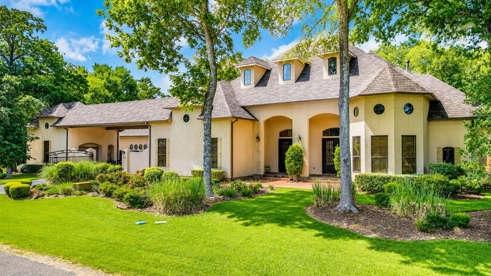 Single Family Residence For Sale in Henderson County , 299 Saint Andrews Drive, Mabank, Texas 75156, 4 Bedroom, 6 Bathroom, 4 Garage spaces, 5,991 Sqft, built in 2007, mls#21311722, Real Estate Agent in Mabank, Homes For Sale in Henderson county, Homes For Sale in Mabank, Realtor in Mabank Texas, Real Estate Brokerage Independent Realty Texas, Luminita Cordes Realtor