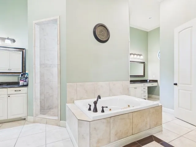 Single Family Residence For Sale in Henderson County , 299 Saint Andrews Drive, Mabank, Texas 75156, 4 Bedroom, 6 Bathroom, 4 Garage spaces, 5,991 Sqft, built in 2007, mls#21311722, Real Estate Agent in Mabank, Homes For Sale in Henderson county, Homes For Sale in Mabank, Realtor in Mabank Texas, Real Estate Brokerage Independent Realty Texas, Luminita Cordes Realtor