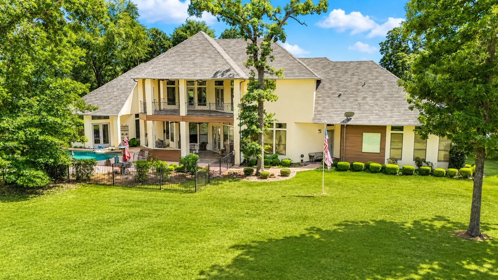 Single Family Residence For Sale in Henderson County , 299 Saint Andrews Drive, Mabank, Texas 75156, 4 Bedroom, 6 Bathroom, 4 Garage spaces, 5,991 Sqft, built in 2007, mls#21311722, Real Estate Agent in Mabank, Homes For Sale in Henderson county, Homes For Sale in Mabank, Realtor in Mabank Texas, Real Estate Brokerage Independent Realty Texas, Luminita Cordes Realtor