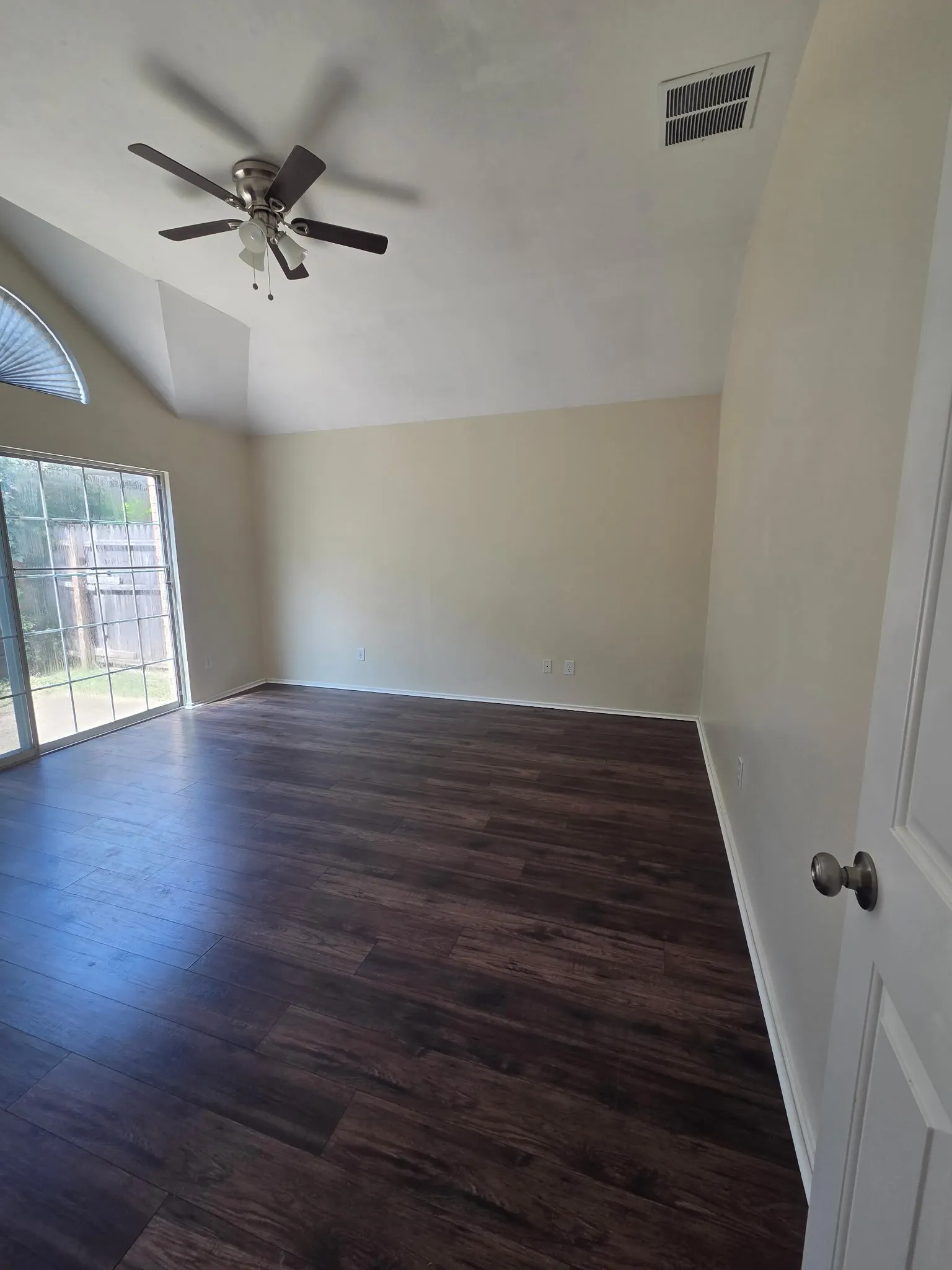 Single Family Residence For Sale in Dallas County , 2142 Glen Heights Drive, Garland, Texas 75044, 3 Bedroom, 2 Bathroom, 2 Garage spaces, 1,384 Sqft, built in 1991, mls#21311942, Real Estate Agent in Garland, Homes For Sale in Dallas county, Homes For Sale in Garland, Realtor in Garland Texas, Real Estate Brokerage Independent Realty Texas, Luminita Cordes Realtor