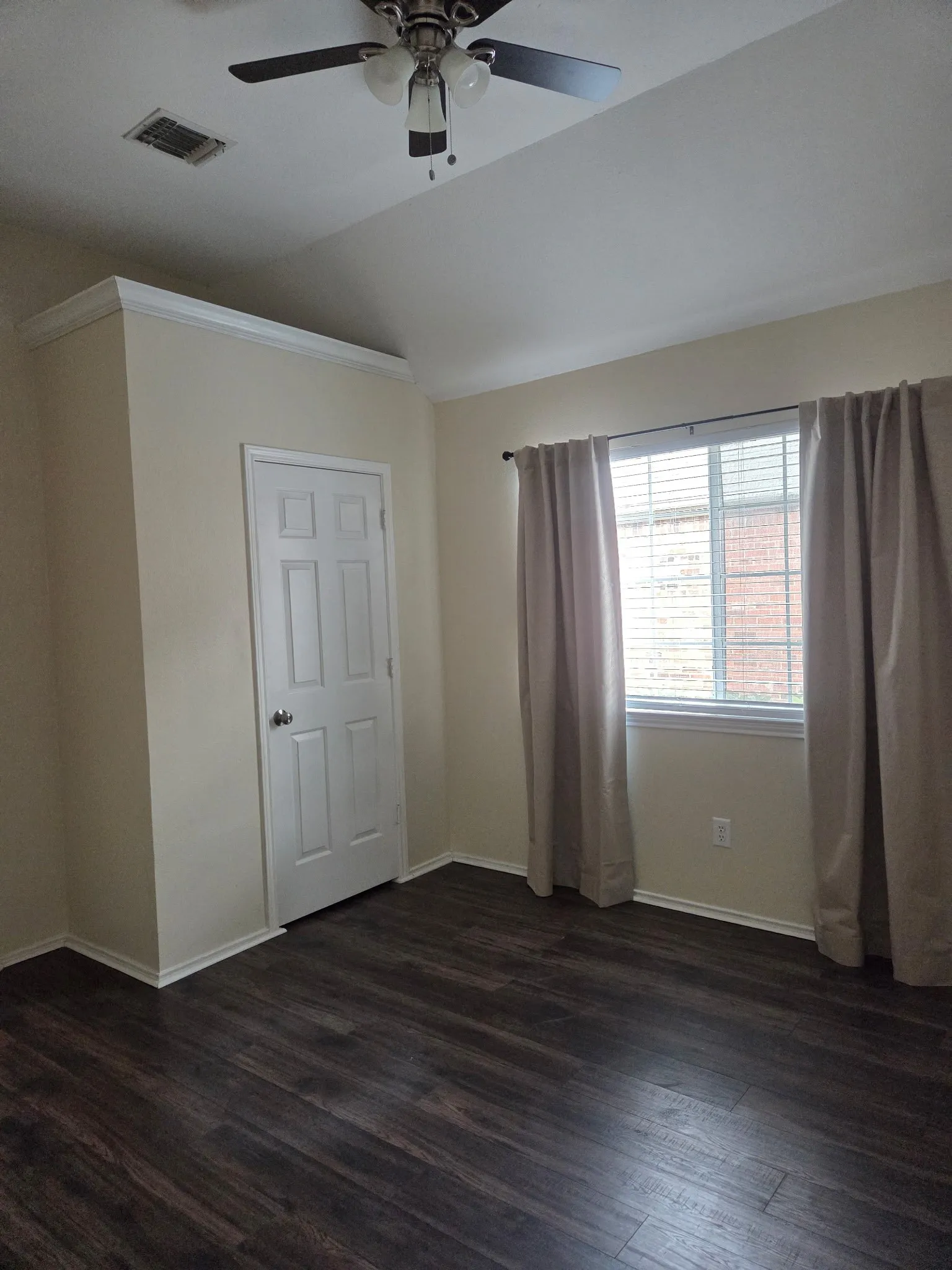 Single Family Residence For Sale in Dallas County , 2142 Glen Heights Drive, Garland, Texas 75044, 3 Bedroom, 2 Bathroom, 2 Garage spaces, 1,384 Sqft, built in 1991, mls#21311942, Real Estate Agent in Garland, Homes For Sale in Dallas county, Homes For Sale in Garland, Realtor in Garland Texas, Real Estate Brokerage Independent Realty Texas, Luminita Cordes Realtor