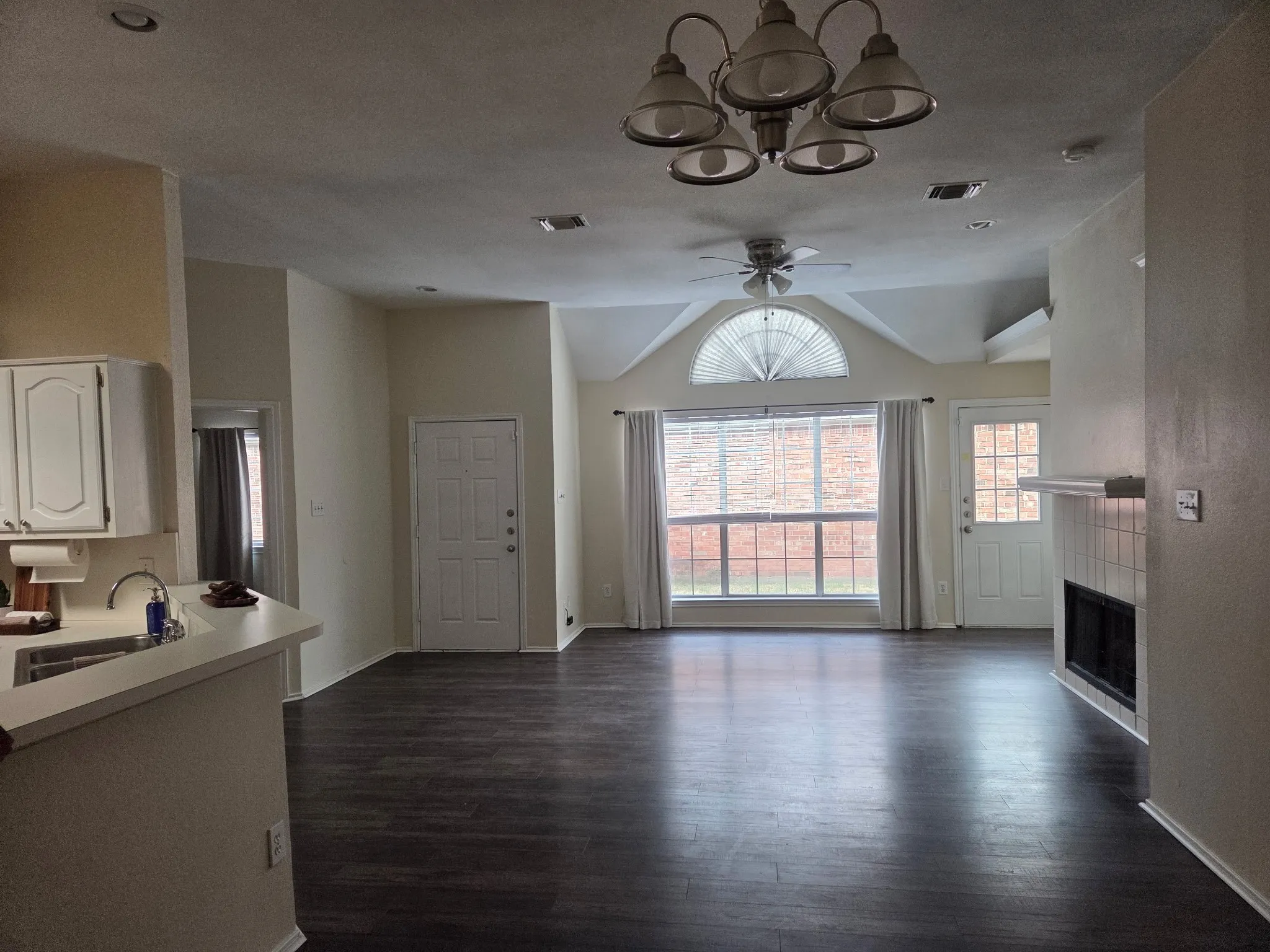 Single Family Residence For Sale in Dallas County , 2142 Glen Heights Drive, Garland, Texas 75044, 3 Bedroom, 2 Bathroom, 2 Garage spaces, 1,384 Sqft, built in 1991, mls#21311942, Real Estate Agent in Garland, Homes For Sale in Dallas county, Homes For Sale in Garland, Realtor in Garland Texas, Real Estate Brokerage Independent Realty Texas, Luminita Cordes Realtor