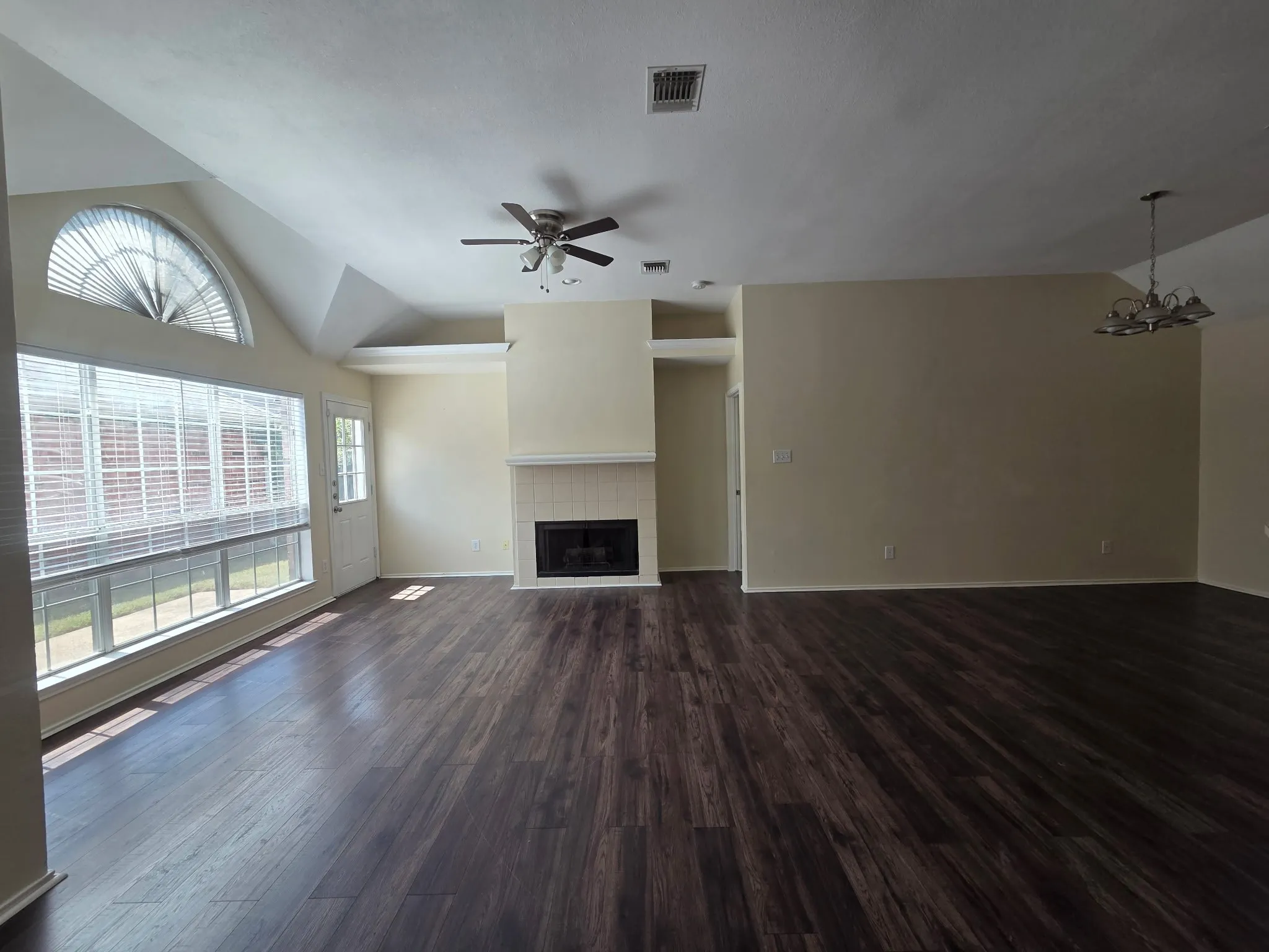 Single Family Residence For Sale in Dallas County , 2142 Glen Heights Drive, Garland, Texas 75044, 3 Bedroom, 2 Bathroom, 2 Garage spaces, 1,384 Sqft, built in 1991, mls#21311942, Real Estate Agent in Garland, Homes For Sale in Dallas county, Homes For Sale in Garland, Realtor in Garland Texas, Real Estate Brokerage Independent Realty Texas, Luminita Cordes Realtor