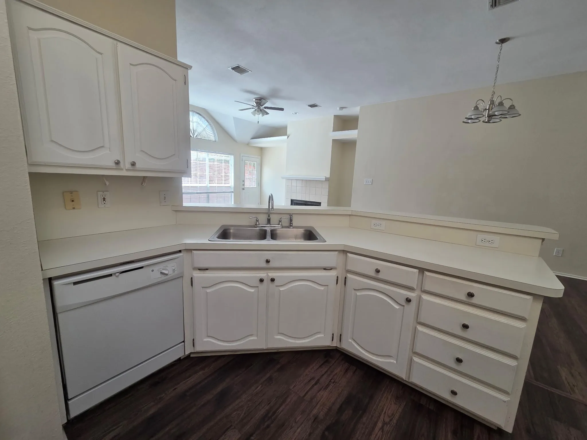 Single Family Residence For Sale in Dallas County , 2142 Glen Heights Drive, Garland, Texas 75044, 3 Bedroom, 2 Bathroom, 2 Garage spaces, 1,384 Sqft, built in 1991, mls#21311942, Real Estate Agent in Garland, Homes For Sale in Dallas county, Homes For Sale in Garland, Realtor in Garland Texas, Real Estate Brokerage Independent Realty Texas, Luminita Cordes Realtor