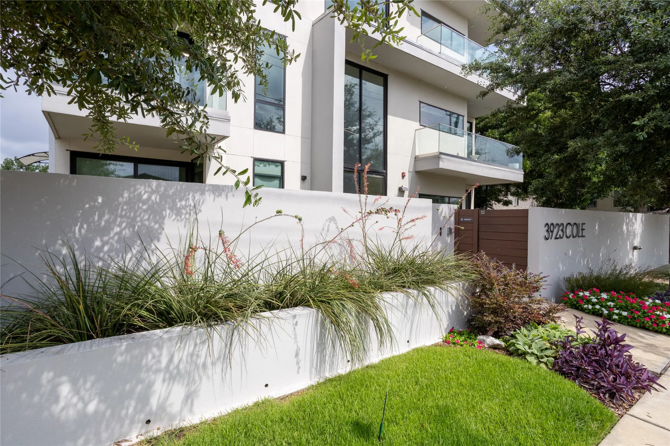 Condominium For Sale in Dallas County , 3923 Cole Avenue 101, Dallas, Texas 75204, 3 Bedroom, 4 Bathroom, Garage spaces, 2,278 Sqft, built in 2016, mls#21310125, Real Estate Agent in Dallas, Homes For Sale in Dallas county, Homes For Sale in Dallas, Realtor in Dallas Texas, Real Estate Brokerage Independent Realty Texas, Luminita Cordes Realtor