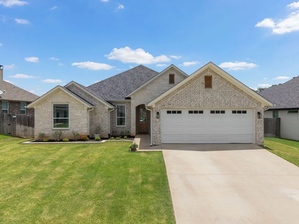 Single Family Residence For Sale in Smith County , 1121 Nate Circle, Bullard, Texas 75757, 4 Bedroom, 2 Bathroom, 2 Garage spaces, 1,971 Sqft, built in 2021, mls#21309891, Real Estate Agent in Bullard, Homes For Sale in Smith county, Homes For Sale in Bullard, Realtor in Bullard Texas, Real Estate Brokerage Independent Realty Texas, Luminita Cordes Realtor