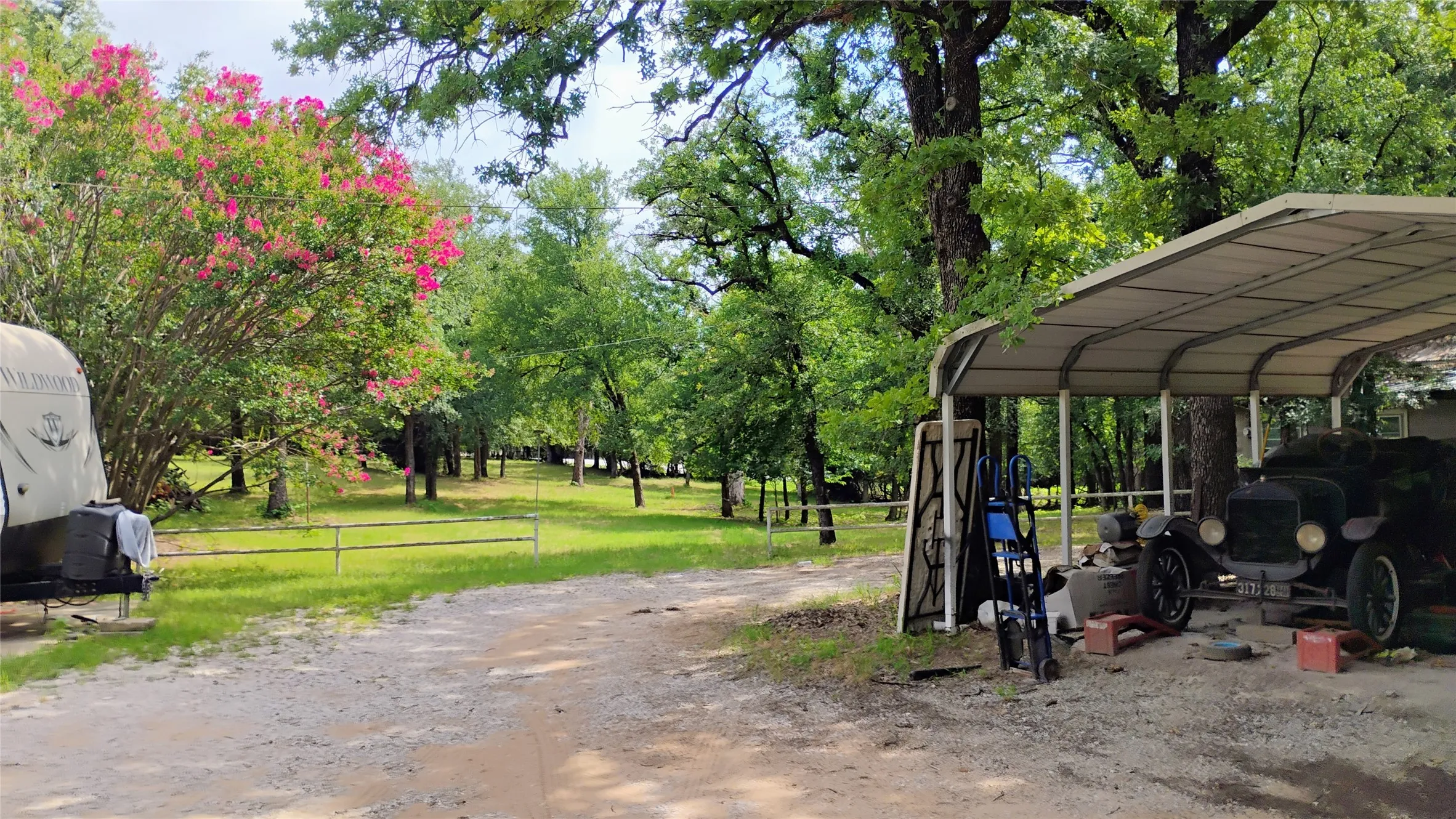 Single Family Residence For Sale in Tarrant County , 921 Sportsman Park Road, Azle, Texas 76020, 4 Bedroom, 3 Bathroom, Garage spaces, 2,322 Sqft, built in 1975, mls#21311819, Real Estate Agent in Azle, Homes For Sale in Tarrant county, Homes For Sale in Azle, Realtor in Azle Texas, Real Estate Brokerage Independent Realty Texas, Luminita Cordes Realtor