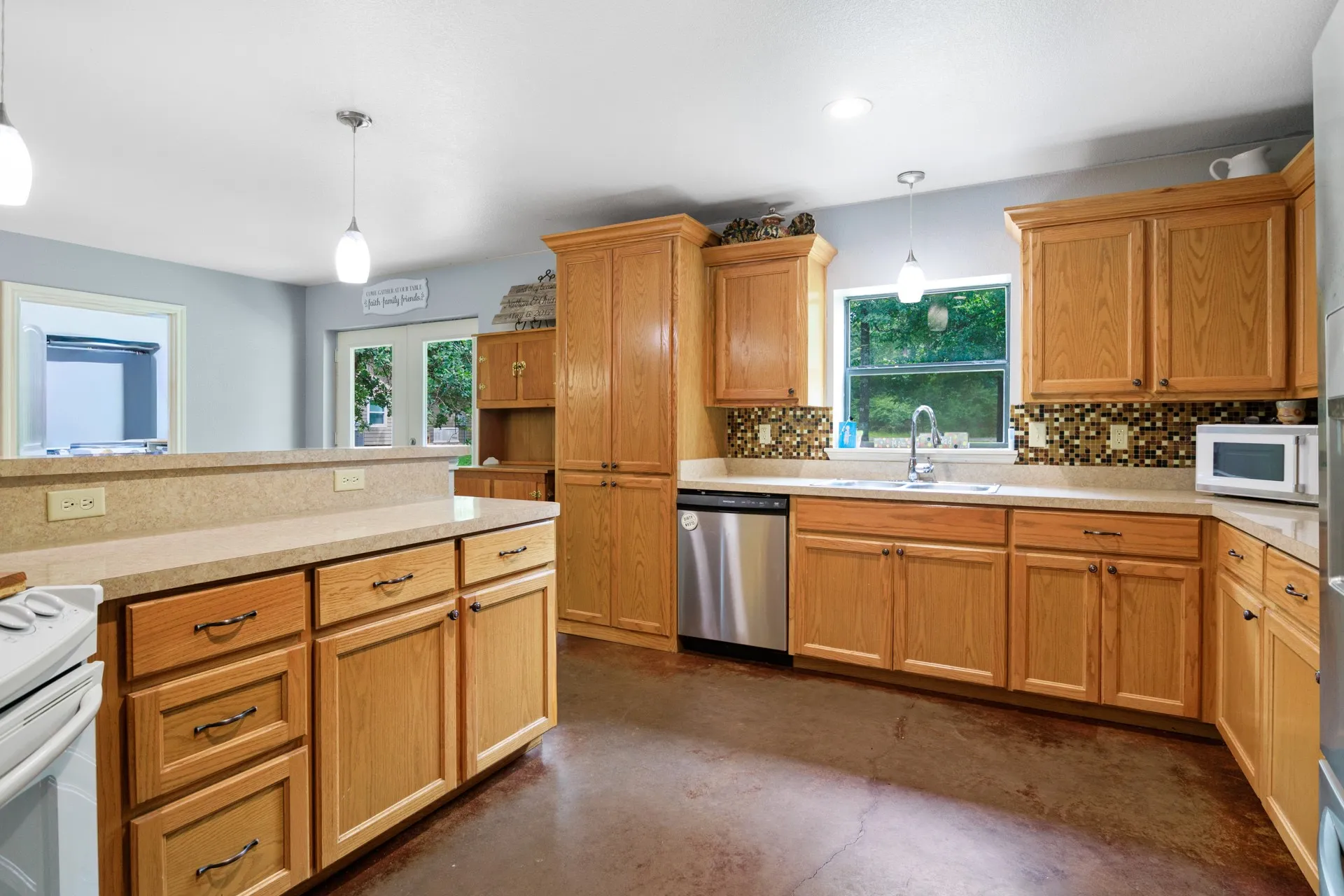 Single Family Residence For Sale in Franklin (TX) County , 726 King Cecil Court, Scroggins, Texas 75480, 4 Bedroom, 2 Bathroom, 2 Garage spaces, 1,728 Sqft, built in 2010, mls#21310400, Real Estate Agent in Scroggins, Homes For Sale in Franklin (TX) county, Homes For Sale in Scroggins, Realtor in Scroggins Texas, Real Estate Brokerage Independent Realty Texas, Luminita Cordes Realtor
