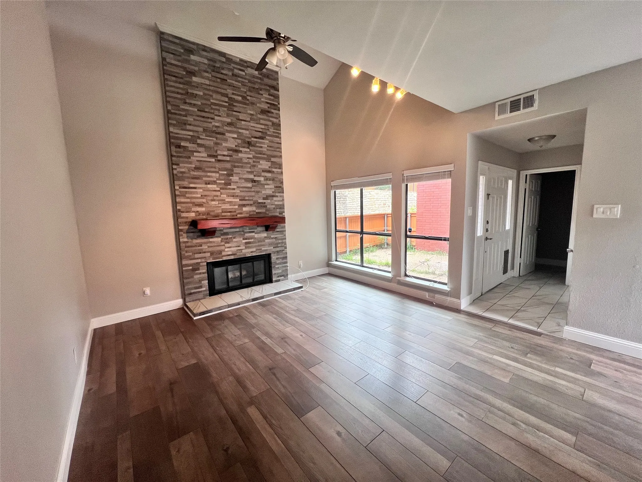 Townhouse For Rent in Dallas County , 8404 Forest Lane, Dallas, Texas 75243, 1 Bedroom, 2 Bathroom, Garage spaces, 928 Sqft, built in 1984, mls#21311617, Real Estate Agent in Dallas, Homes For Rent in Dallas county, Homes For Rent in Dallas, Realtor in Dallas Texas, Real Estate Brokerage Independent Realty Texas, Luminita Cordes Realtor