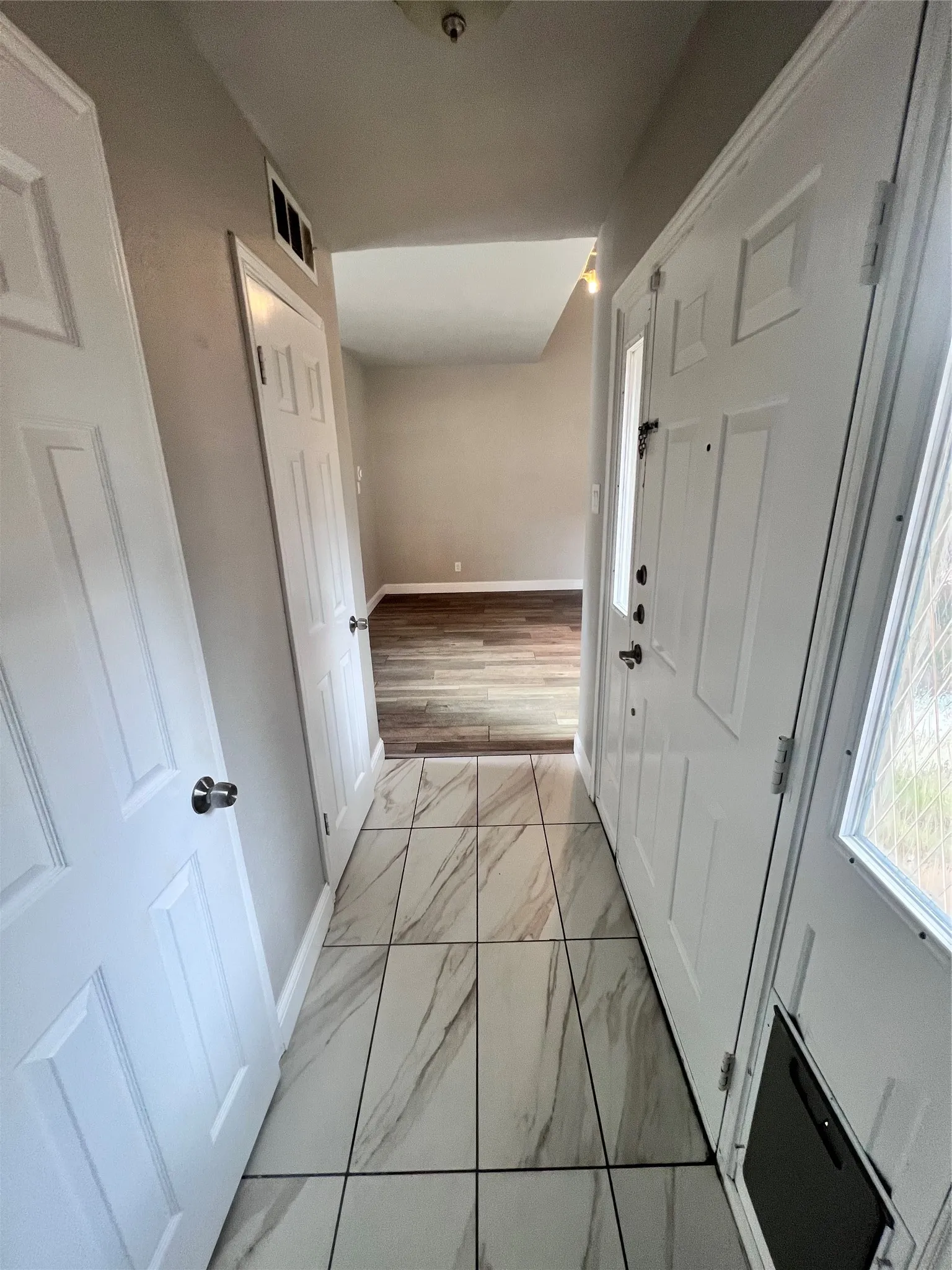 Townhouse For Rent in Dallas County , 8404 Forest Lane, Dallas, Texas 75243, 1 Bedroom, 2 Bathroom, Garage spaces, 928 Sqft, built in 1984, mls#21311617, Real Estate Agent in Dallas, Homes For Rent in Dallas county, Homes For Rent in Dallas, Realtor in Dallas Texas, Real Estate Brokerage Independent Realty Texas, Luminita Cordes Realtor