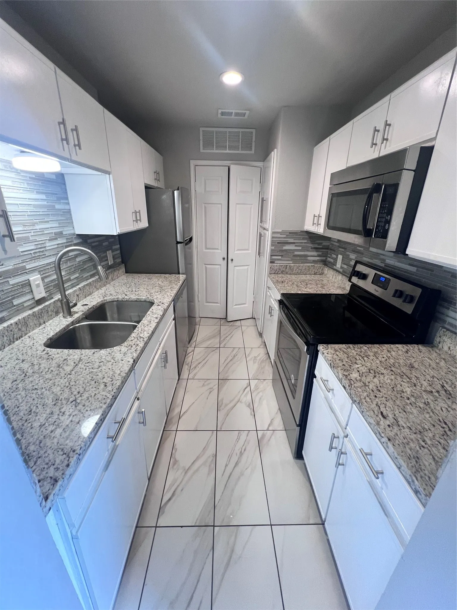 Townhouse For Rent in Dallas County , 8404 Forest Lane, Dallas, Texas 75243, 1 Bedroom, 2 Bathroom, Garage spaces, 928 Sqft, built in 1984, mls#21311617, Real Estate Agent in Dallas, Homes For Rent in Dallas county, Homes For Rent in Dallas, Realtor in Dallas Texas, Real Estate Brokerage Independent Realty Texas, Luminita Cordes Realtor