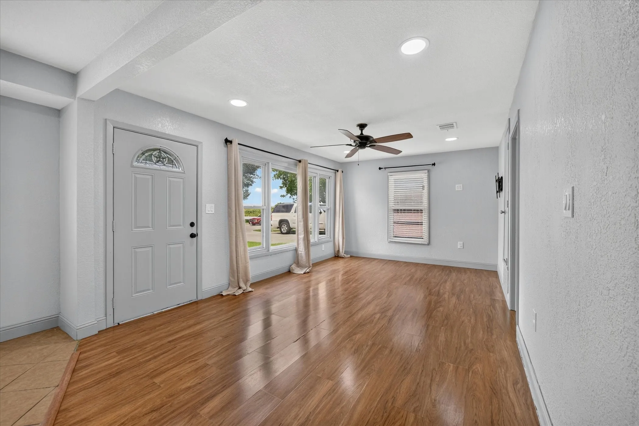 Single Family Residence For Sale in Tarrant County , 2344 Beaumont Street, Fort Worth, Texas 76106, 3 Bedroom, 1 Bathroom, Garage spaces, 874 Sqft, built in 1957, mls#21311491, Real Estate Agent in Fort Worth, Homes For Sale in Tarrant county, Homes For Sale in Fort Worth, Realtor in Fort Worth Texas, Real Estate Brokerage Independent Realty Texas, Luminita Cordes Realtor
