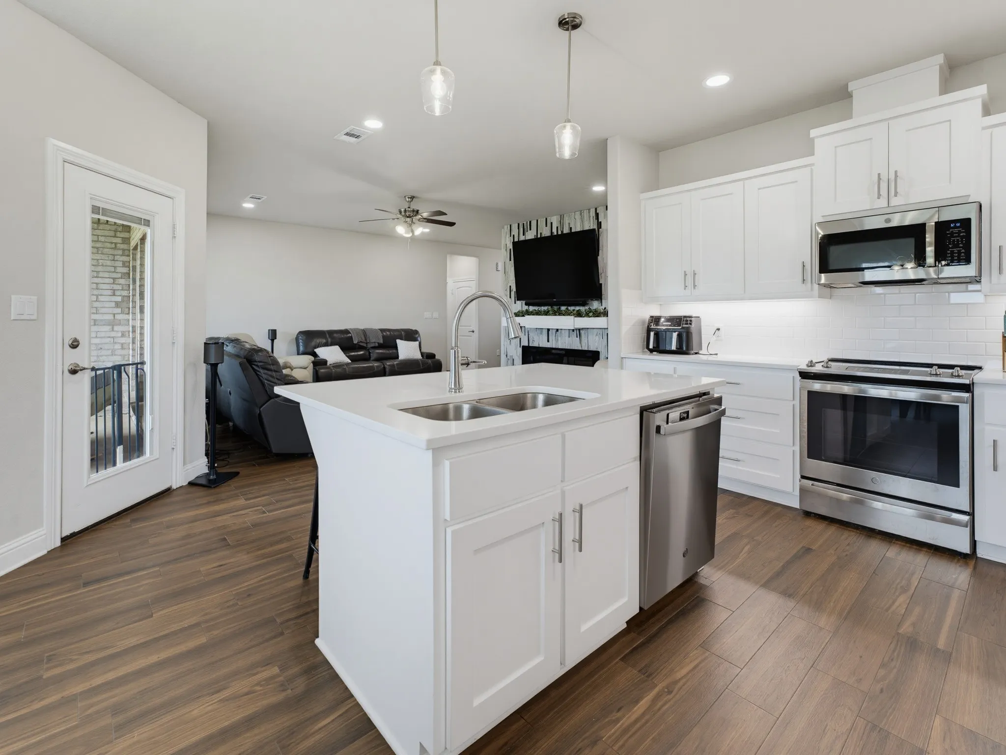 Single Family Residence For Sale in Cooke County , 505 N Neu Drive, Lindsay, Texas 76250, 4 Bedroom, 2 Bathroom, 2 Garage spaces, 1,958 Sqft, built in 2023, mls#21308343, Real Estate Agent in Lindsay, Homes For Sale in Cooke county, Homes For Sale in Lindsay, Realtor in Lindsay Texas, Real Estate Brokerage Independent Realty Texas, Luminita Cordes Realtor