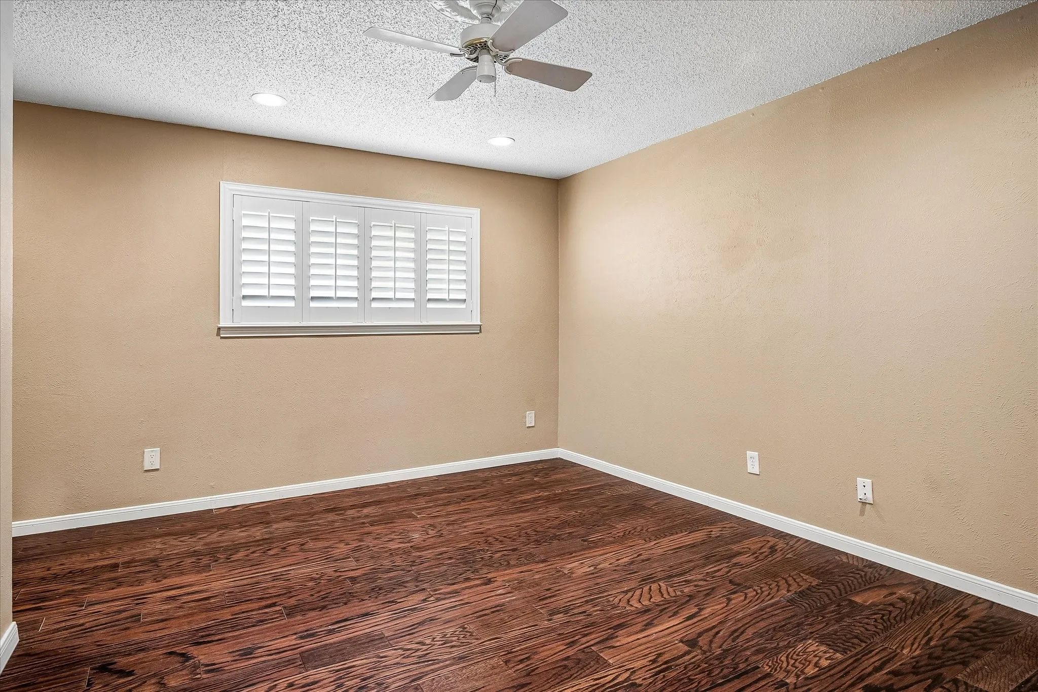 Condominium For Sale in Dallas County , 5084 Matilda Street 218, Dallas, Texas 75206, 2 Bedroom, 2 Bathroom, Garage spaces, 1,038 Sqft, built in 1969, mls#21310534, Real Estate Agent in Dallas, Homes For Sale in Dallas county, Homes For Sale in Dallas, Realtor in Dallas Texas, Real Estate Brokerage Independent Realty Texas, Luminita Cordes Realtor