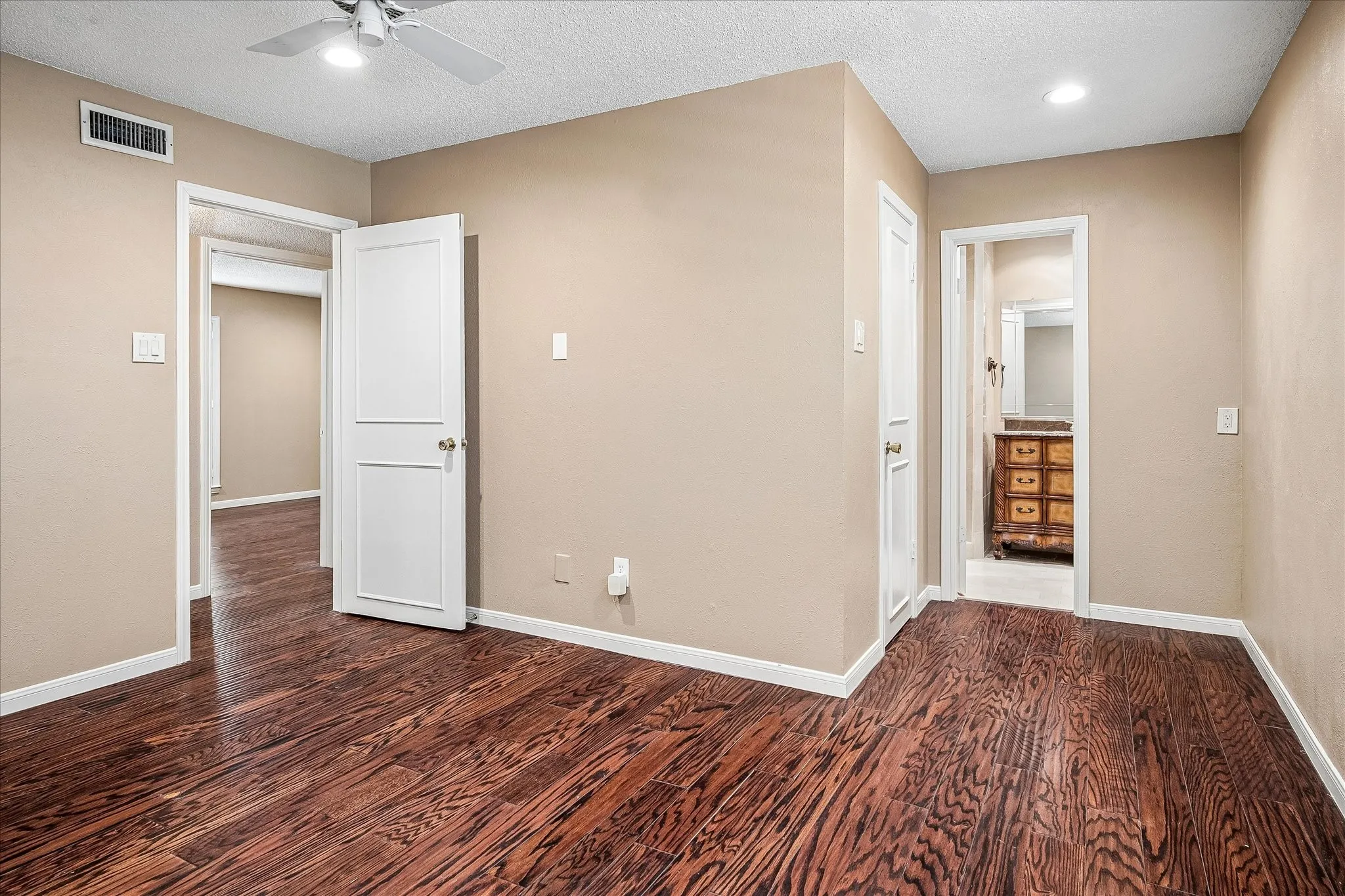 Condominium For Sale in Dallas County , 5084 Matilda Street 218, Dallas, Texas 75206, 2 Bedroom, 2 Bathroom, Garage spaces, 1,038 Sqft, built in 1969, mls#21310534, Real Estate Agent in Dallas, Homes For Sale in Dallas county, Homes For Sale in Dallas, Realtor in Dallas Texas, Real Estate Brokerage Independent Realty Texas, Luminita Cordes Realtor