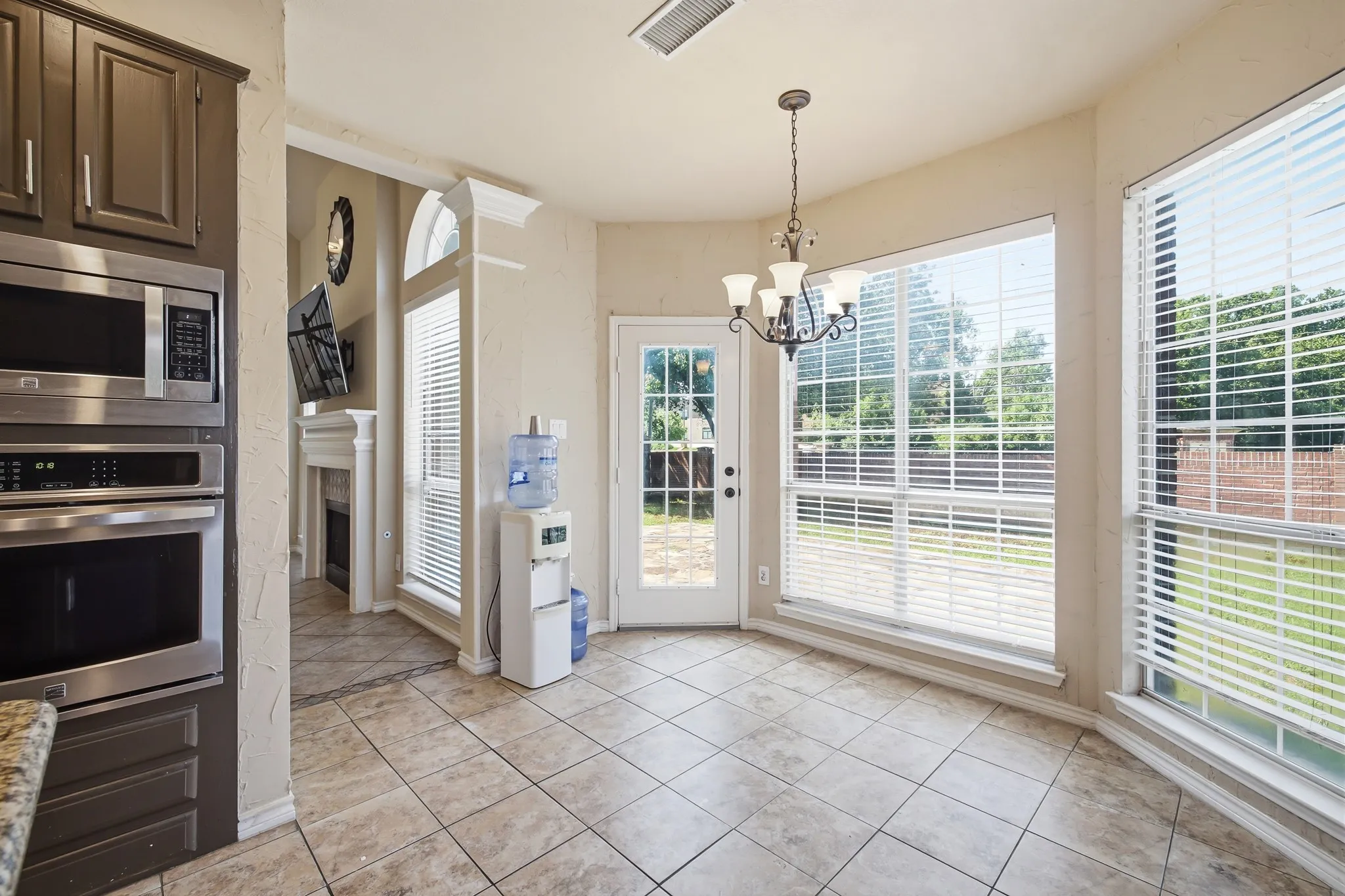 Large bay window in the breakfast nook expands the floor space to put a 6-seat taable here.