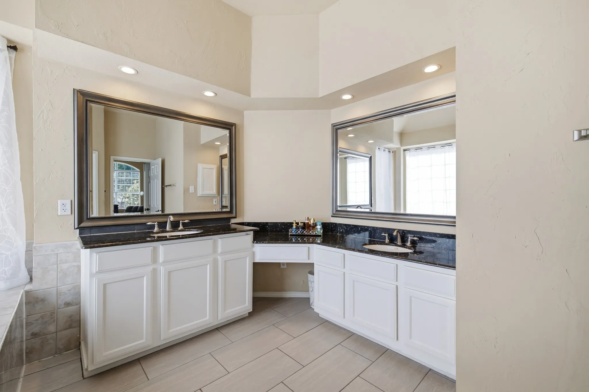 Single Family Residence For Sale in Tarrant County , 1911 New Haven Road, Grapevine, Texas 76051, 4 Bedroom, 3 Bathroom, 2 Garage spaces, 2,964 Sqft, built in 1994, mls#21309893, Real Estate Agent in Grapevine, Homes For Sale in Tarrant county, Homes For Sale in Grapevine, Realtor in Grapevine Texas, Real Estate Brokerage Independent Realty Texas, Luminita Cordes Realtor