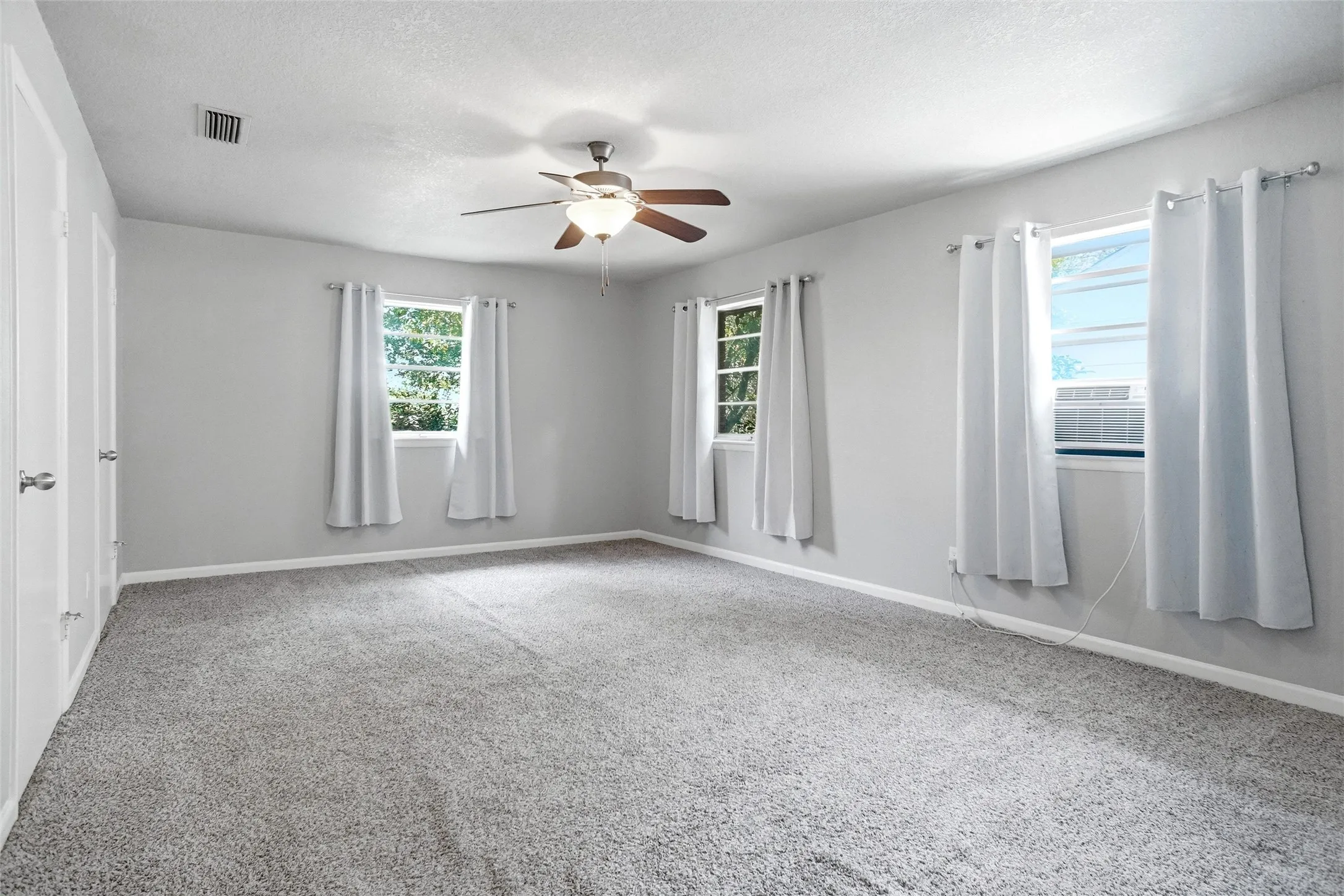 Single Family Residence For Sale in Tarrant County , 5920 Diamond Oaks Drive S, Haltom City, Texas 76117, 3 Bedroom, 3 Bathroom, 2 Garage spaces, 2,839 Sqft, built in 1965, mls#21302706, Real Estate Agent in Haltom City, Homes For Sale in Tarrant county, Homes For Sale in Haltom City, Realtor in Haltom City Texas, Real Estate Brokerage Independent Realty Texas, Luminita Cordes Realtor
