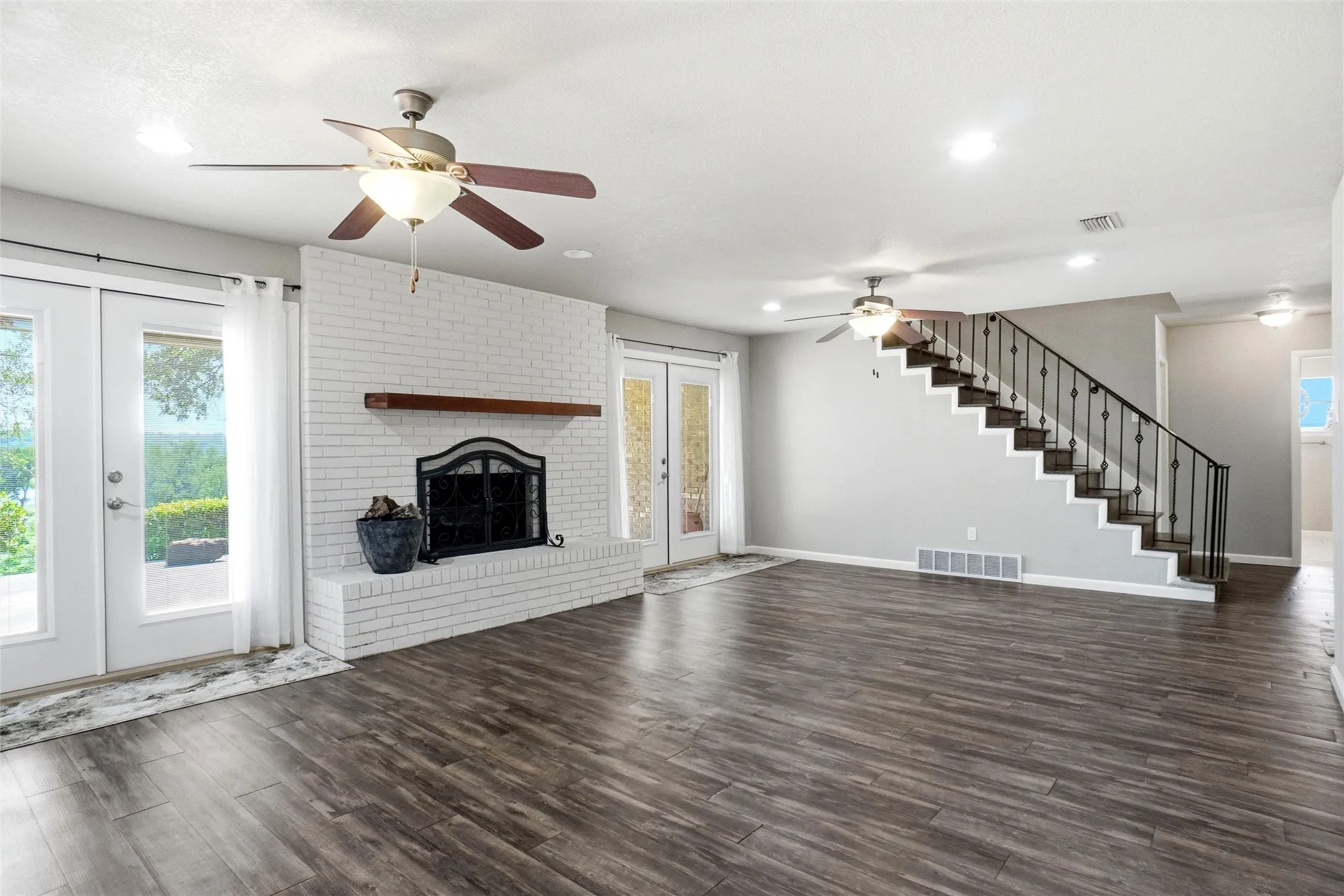 Single Family Residence For Sale in Tarrant County , 5920 Diamond Oaks Drive S, Haltom City, Texas 76117, 3 Bedroom, 3 Bathroom, 2 Garage spaces, 2,839 Sqft, built in 1965, mls#21302706, Real Estate Agent in Haltom City, Homes For Sale in Tarrant county, Homes For Sale in Haltom City, Realtor in Haltom City Texas, Real Estate Brokerage Independent Realty Texas, Luminita Cordes Realtor