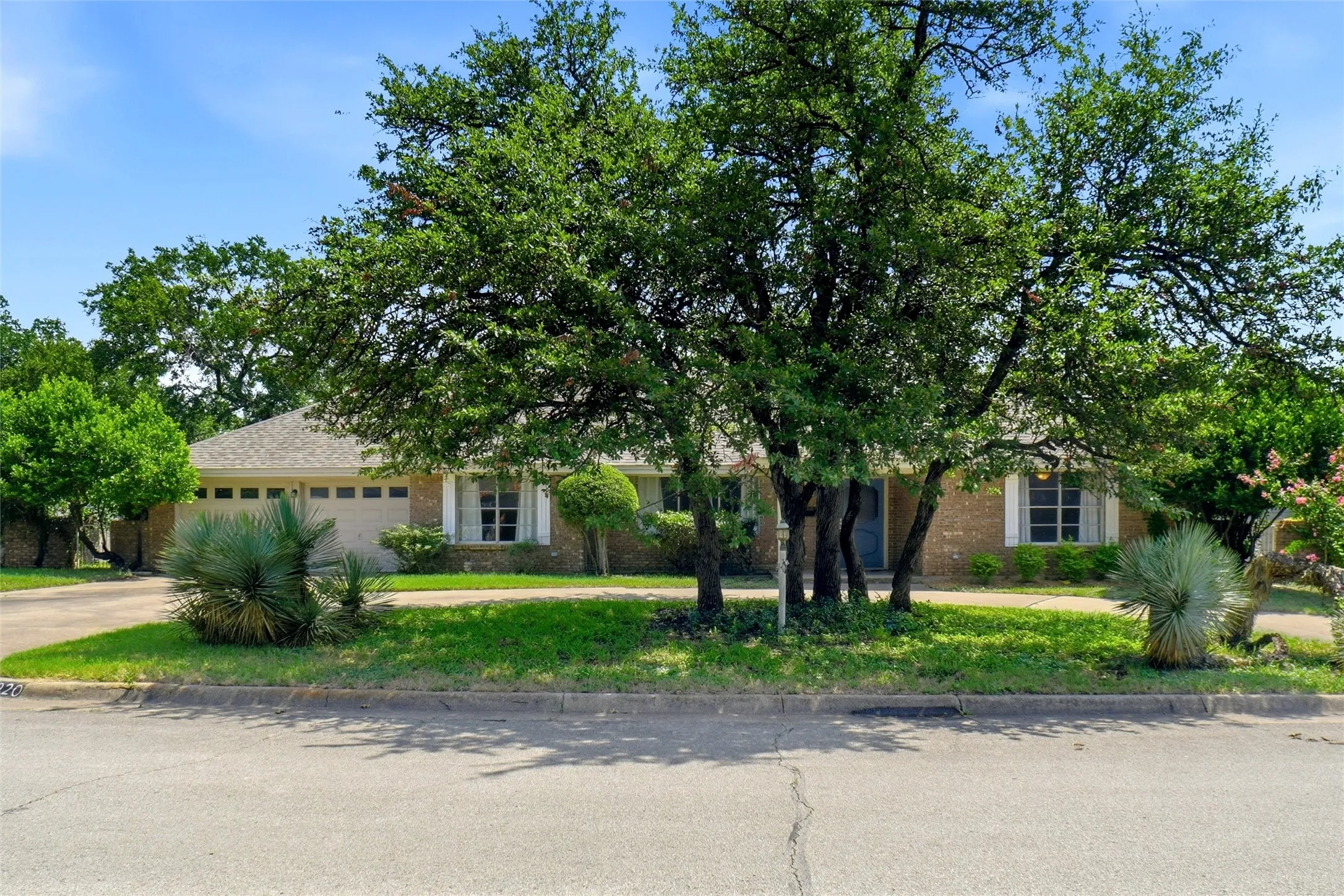 Single Family Residence For Sale in Tarrant County , 5920 Diamond Oaks Drive S, Haltom City, Texas 76117, 3 Bedroom, 3 Bathroom, 2 Garage spaces, 2,839 Sqft, built in 1965, mls#21302706, Real Estate Agent in Haltom City, Homes For Sale in Tarrant county, Homes For Sale in Haltom City, Realtor in Haltom City Texas, Real Estate Brokerage Independent Realty Texas, Luminita Cordes Realtor
