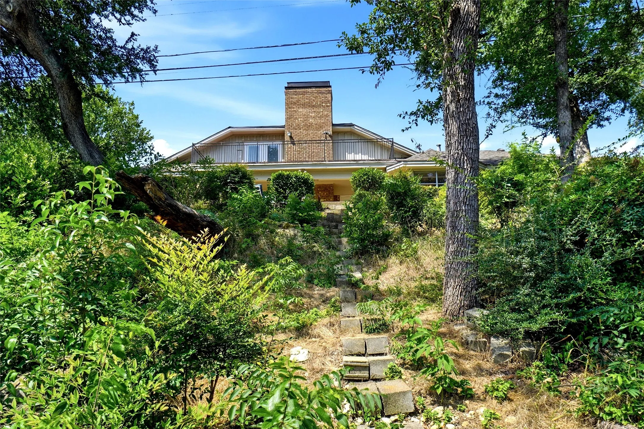 Single Family Residence For Sale in Tarrant County , 5920 Diamond Oaks Drive S, Haltom City, Texas 76117, 3 Bedroom, 3 Bathroom, 2 Garage spaces, 2,839 Sqft, built in 1965, mls#21302706, Real Estate Agent in Haltom City, Homes For Sale in Tarrant county, Homes For Sale in Haltom City, Realtor in Haltom City Texas, Real Estate Brokerage Independent Realty Texas, Luminita Cordes Realtor