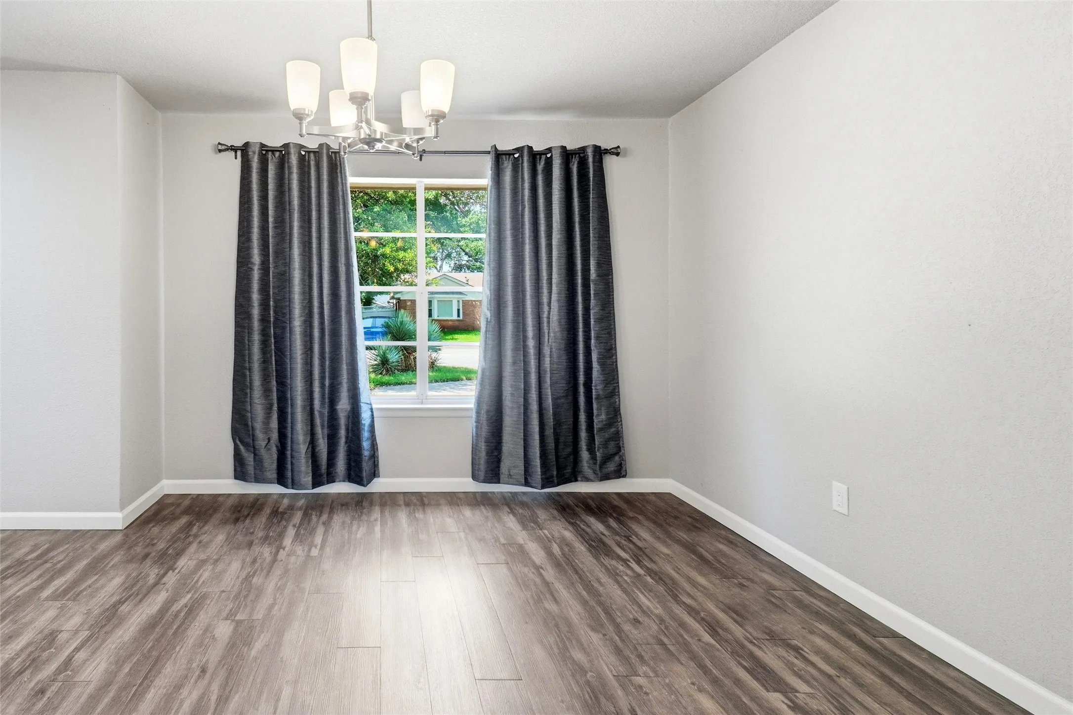 Single Family Residence For Sale in Tarrant County , 5920 Diamond Oaks Drive S, Haltom City, Texas 76117, 3 Bedroom, 3 Bathroom, 2 Garage spaces, 2,839 Sqft, built in 1965, mls#21302706, Real Estate Agent in Haltom City, Homes For Sale in Tarrant county, Homes For Sale in Haltom City, Realtor in Haltom City Texas, Real Estate Brokerage Independent Realty Texas, Luminita Cordes Realtor