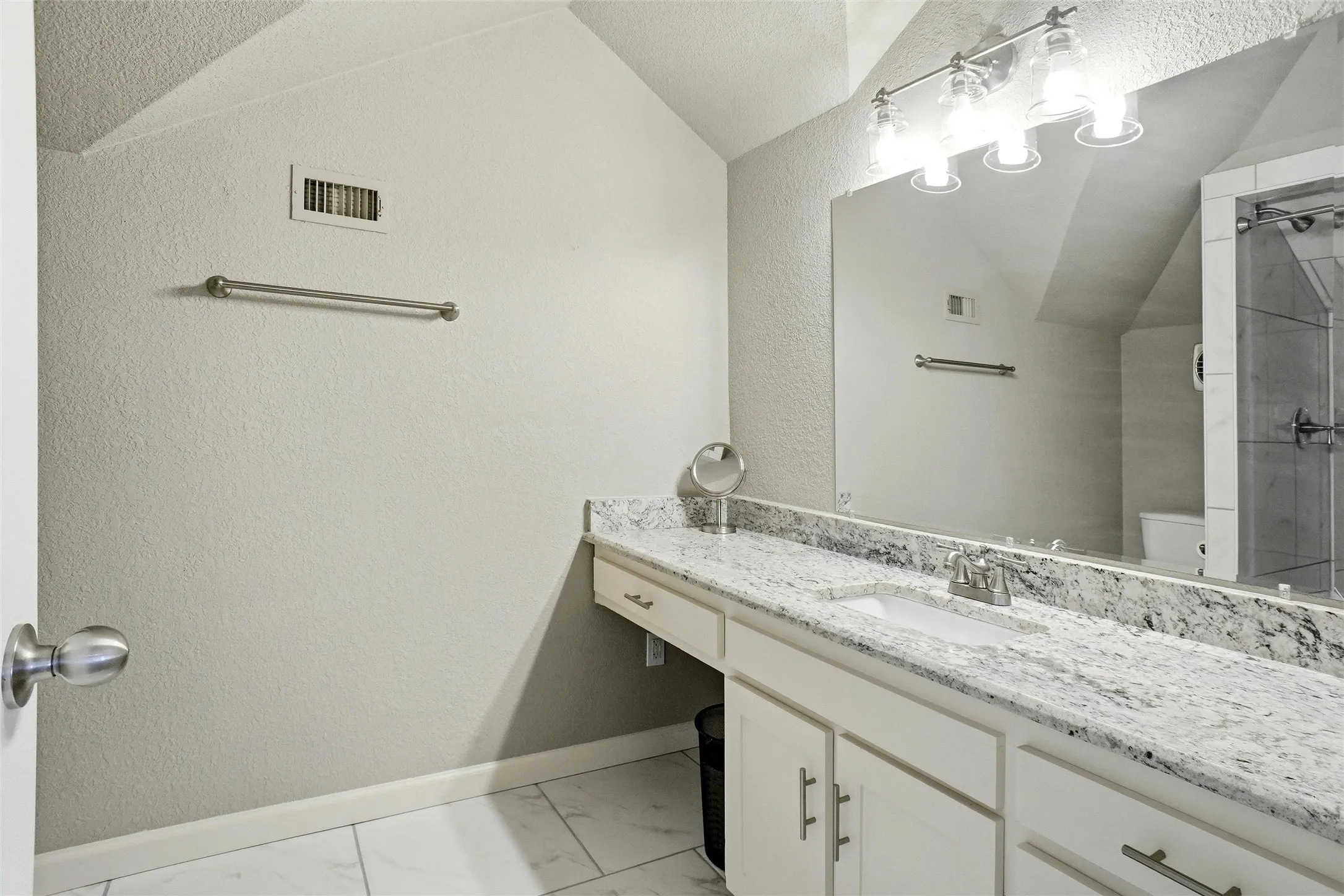 Single Family Residence For Sale in Tarrant County , 5920 Diamond Oaks Drive S, Haltom City, Texas 76117, 3 Bedroom, 3 Bathroom, 2 Garage spaces, 2,839 Sqft, built in 1965, mls#21302706, Real Estate Agent in Haltom City, Homes For Sale in Tarrant county, Homes For Sale in Haltom City, Realtor in Haltom City Texas, Real Estate Brokerage Independent Realty Texas, Luminita Cordes Realtor