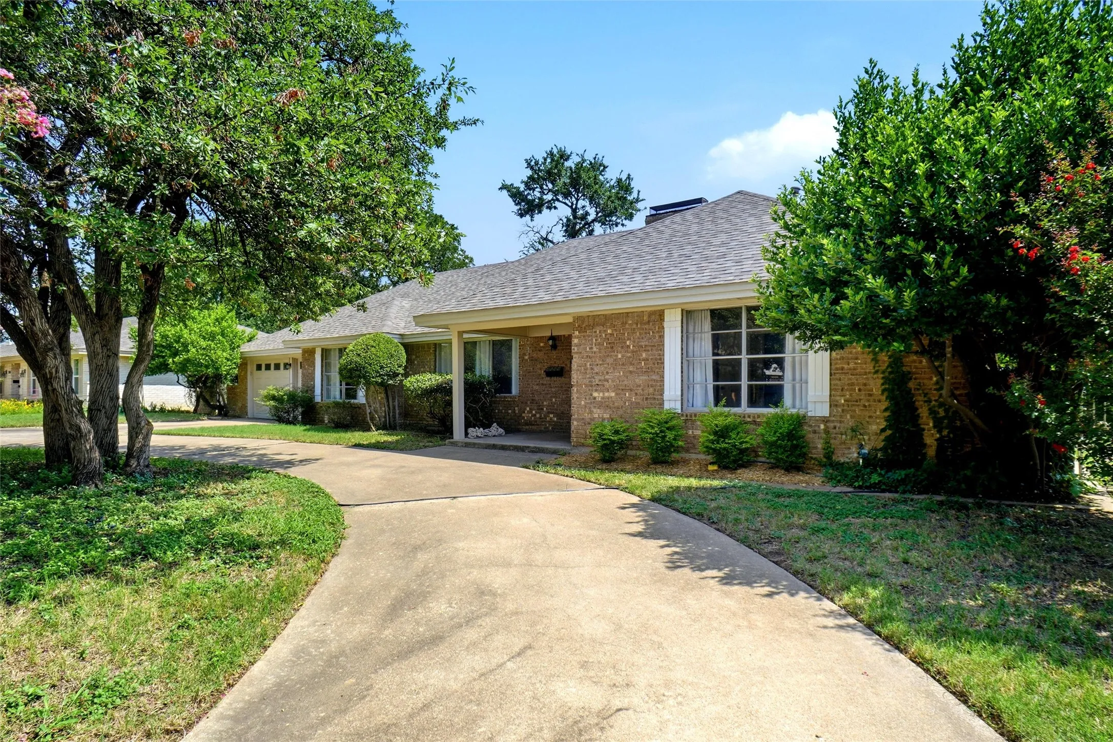 Single Family Residence For Sale in Tarrant County , 5920 Diamond Oaks Drive S, Haltom City, Texas 76117, 3 Bedroom, 3 Bathroom, 2 Garage spaces, 2,839 Sqft, built in 1965, mls#21302706, Real Estate Agent in Haltom City, Homes For Sale in Tarrant county, Homes For Sale in Haltom City, Realtor in Haltom City Texas, Real Estate Brokerage Independent Realty Texas, Luminita Cordes Realtor