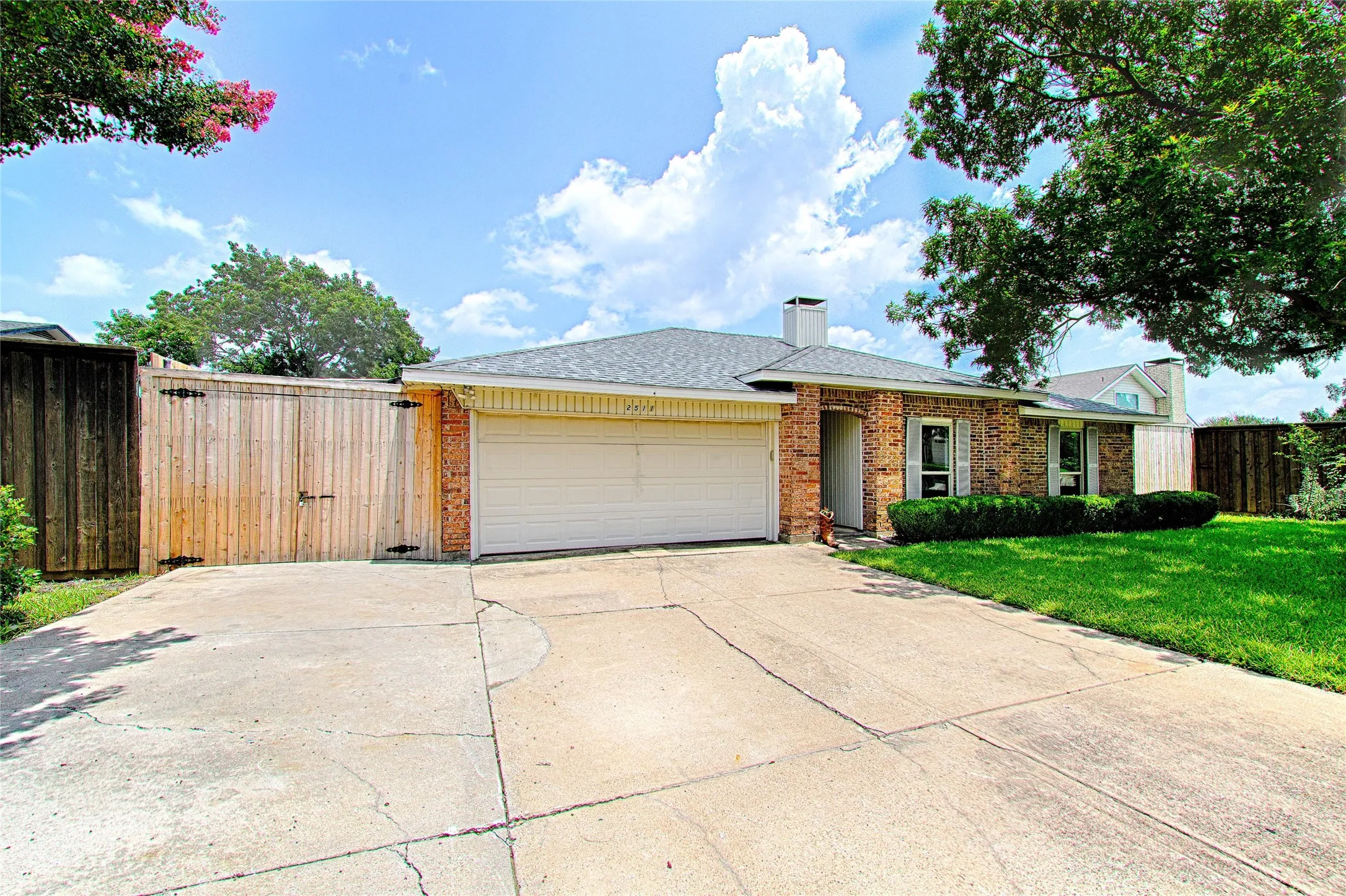 Single Family Residence For Sale in Dallas County , 2511 Via Avenida, Carrollton, Texas 75006, 3 Bedroom, 2 Bathroom, 2 Garage spaces, 1,356 Sqft, built in 1977, mls#21309546, Real Estate Agent in Carrollton, Homes For Sale in Dallas county, Homes For Sale in Carrollton, Realtor in Carrollton Texas, Real Estate Brokerage Independent Realty Texas, Luminita Cordes Realtor