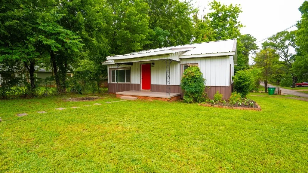Duplex For Sale in Anderson County , 401 W Carolina Street, Palestine, Texas 75803, 3 Bedroom, 2 Bathroom, Garage spaces, 0 Sqft, built in 1951, mls#21311980, Real Estate Agent in Palestine, Homes For Sale in Anderson county, Homes For Sale in Palestine, Realtor in Palestine Texas, Real Estate Brokerage Independent Realty Texas, Luminita Cordes Realtor