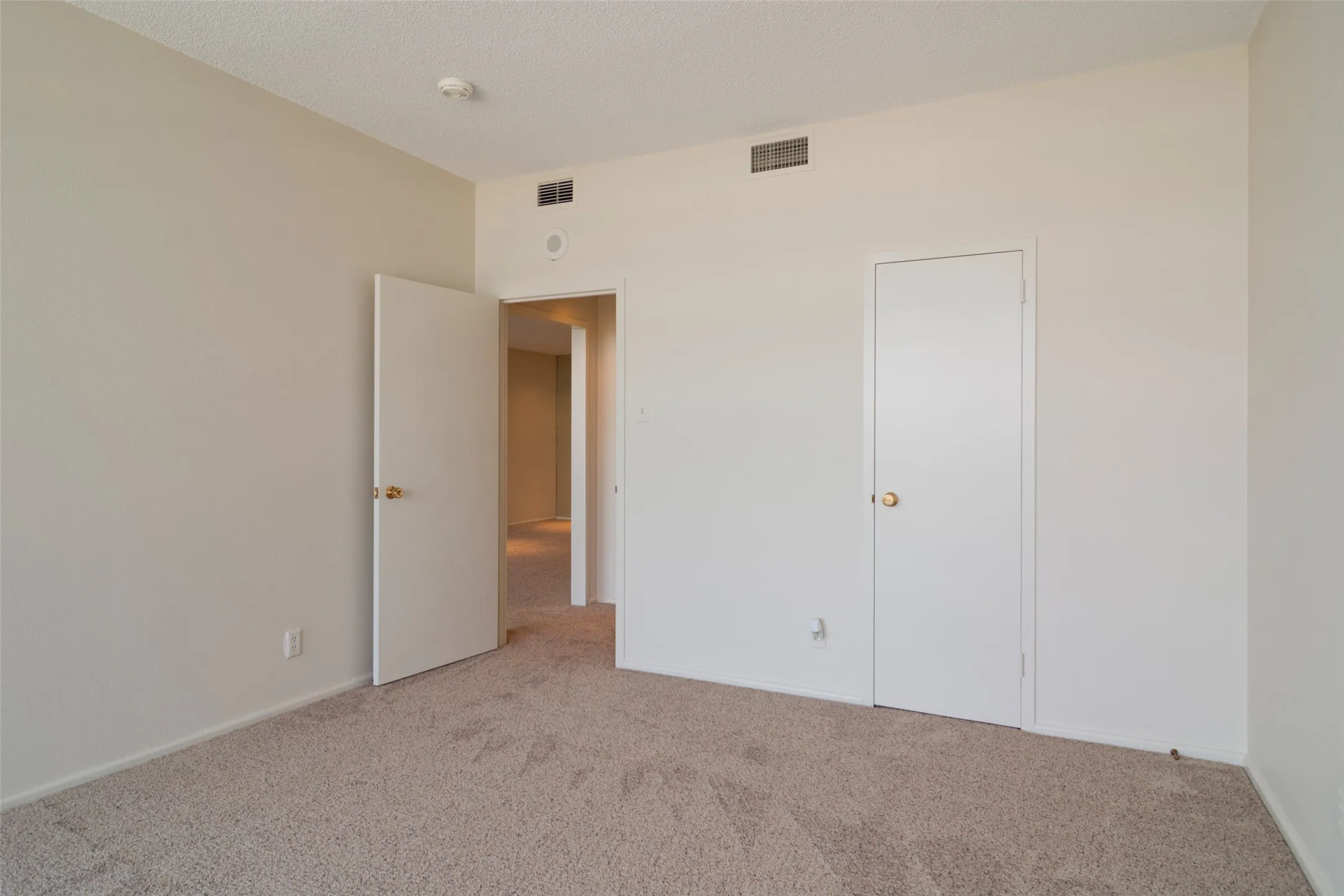 Condominium For Rent in Dallas County , 6335 W Northwest Highway 913, Dallas, Texas 75225, 2 Bedroom, 2 Bathroom, 2 Garage spaces, 1,543 Sqft, built in 1966, mls#21311147, Real Estate Agent in Dallas, Homes For Rent in Dallas county, Homes For Rent in Dallas, Realtor in Dallas Texas, Real Estate Brokerage Independent Realty Texas, Luminita Cordes Realtor