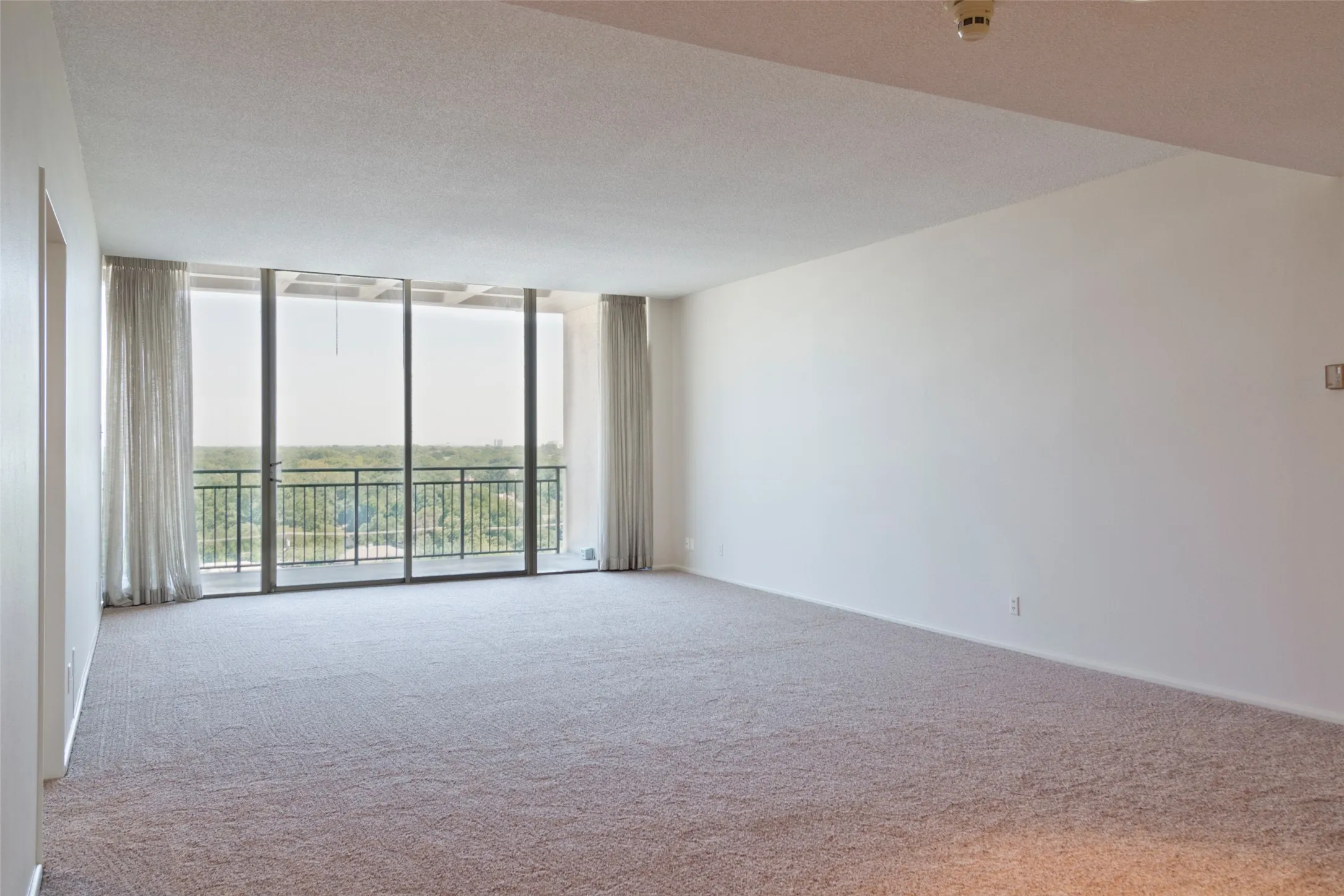 Condominium For Rent in Dallas County , 6335 W Northwest Highway 913, Dallas, Texas 75225, 2 Bedroom, 2 Bathroom, 2 Garage spaces, 1,543 Sqft, built in 1966, mls#21311147, Real Estate Agent in Dallas, Homes For Rent in Dallas county, Homes For Rent in Dallas, Realtor in Dallas Texas, Real Estate Brokerage Independent Realty Texas, Luminita Cordes Realtor