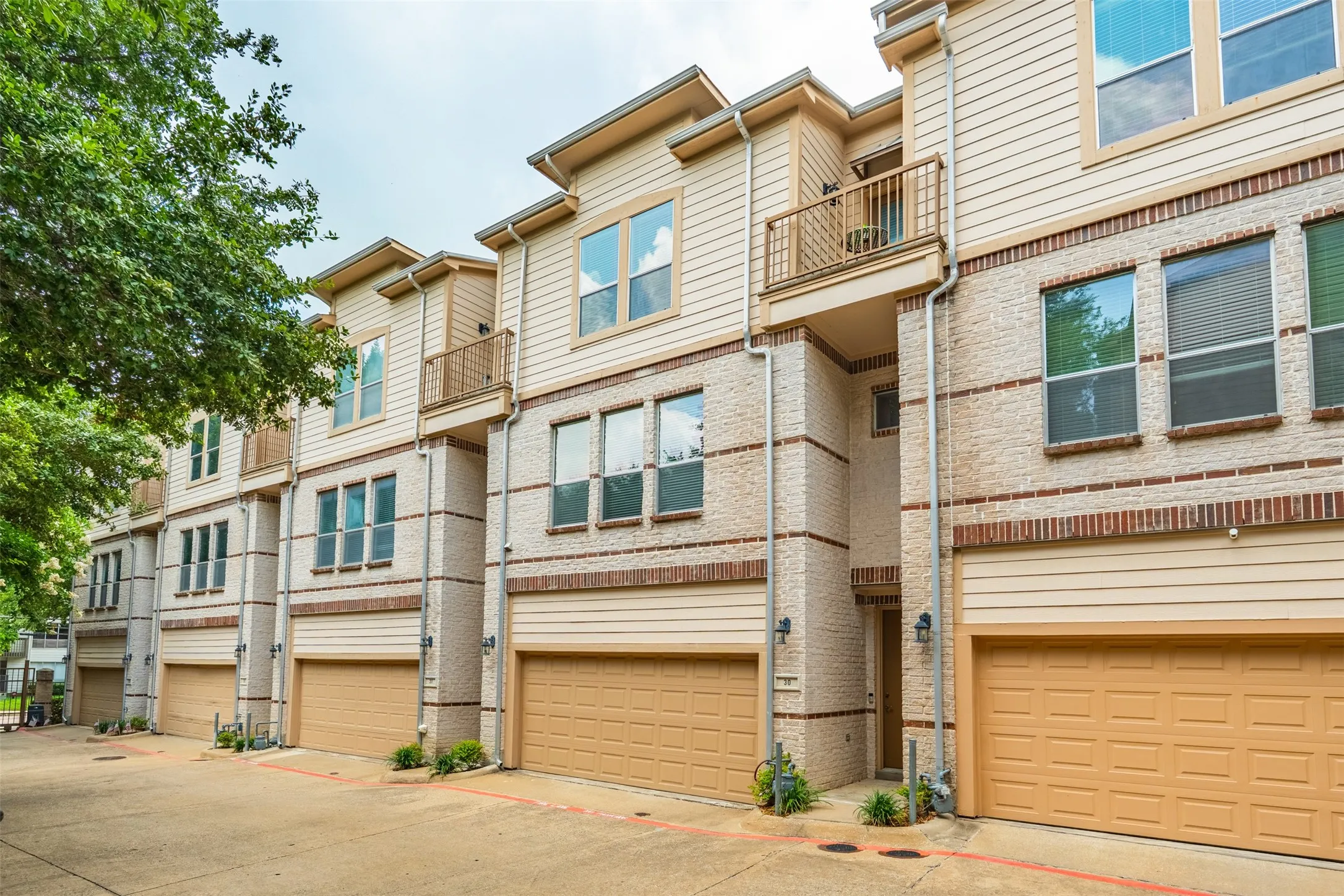 Condominium For Sale in Dallas County , 4830 Cedar Springs Road 30, Dallas, Texas 75219, 2 Bedroom, 3 Bathroom, 2 Garage spaces, 1,994 Sqft, built in 2005, mls#21304411, Real Estate Agent in Dallas, Homes For Sale in Dallas county, Homes For Sale in Dallas, Realtor in Dallas Texas, Real Estate Brokerage Independent Realty Texas, Luminita Cordes Realtor