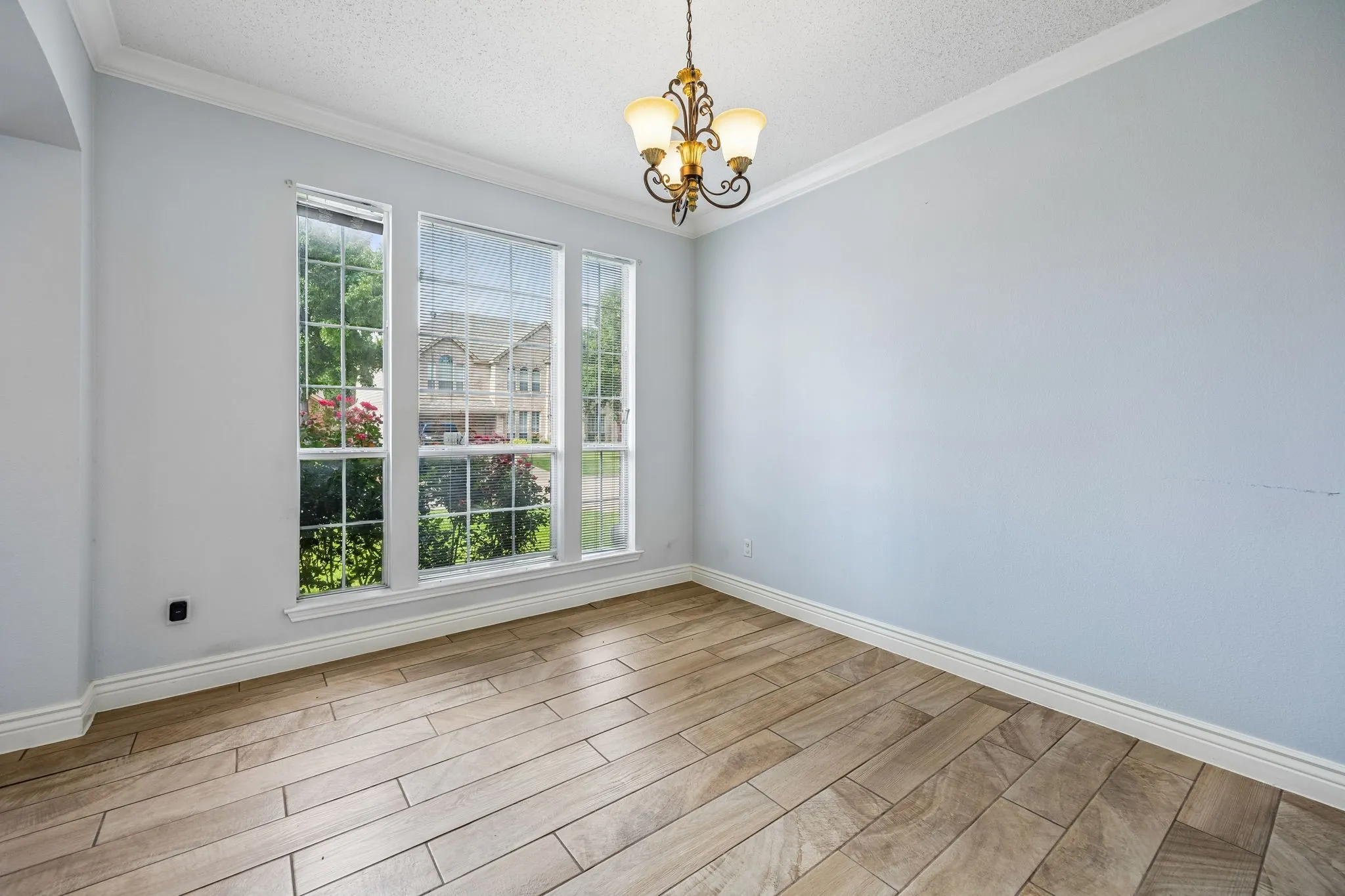 Single Family Residence For Sale in Tarrant County , 4512 Stone Mountain Drive, Fort Worth, Texas 76123, 5 Bedroom, 3 Bathroom, 2 Garage spaces, 3,145 Sqft, built in 2000, mls#21310607, Real Estate Agent in Fort Worth, Homes For Sale in Tarrant county, Homes For Sale in Fort Worth, Realtor in Fort Worth Texas, Real Estate Brokerage Independent Realty Texas, Luminita Cordes Realtor