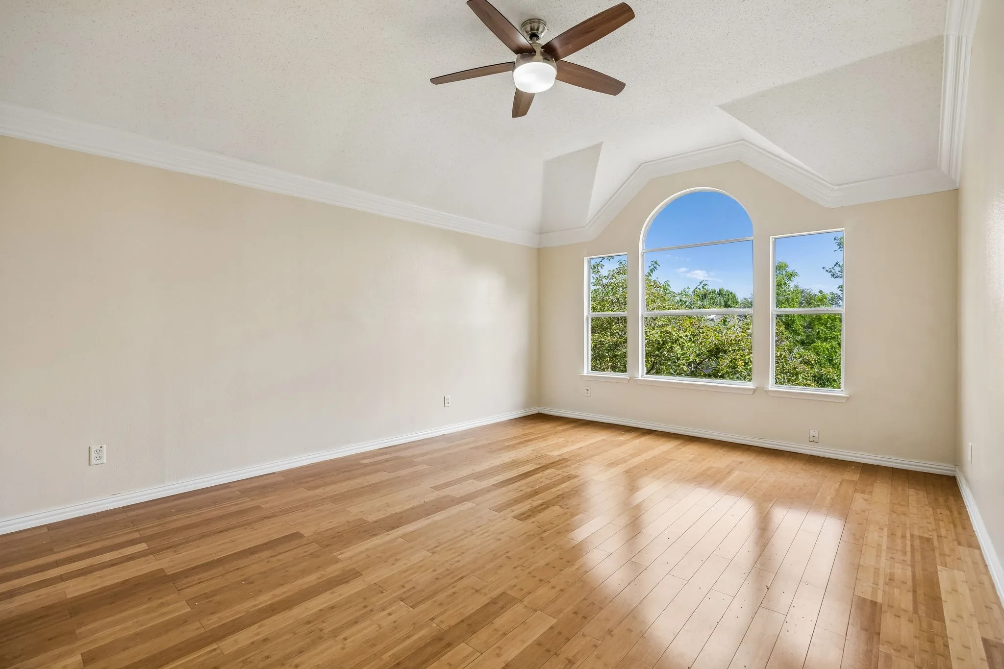 Single Family Residence For Sale in Tarrant County , 4512 Stone Mountain Drive, Fort Worth, Texas 76123, 5 Bedroom, 3 Bathroom, 2 Garage spaces, 3,145 Sqft, built in 2000, mls#21310607, Real Estate Agent in Fort Worth, Homes For Sale in Tarrant county, Homes For Sale in Fort Worth, Realtor in Fort Worth Texas, Real Estate Brokerage Independent Realty Texas, Luminita Cordes Realtor