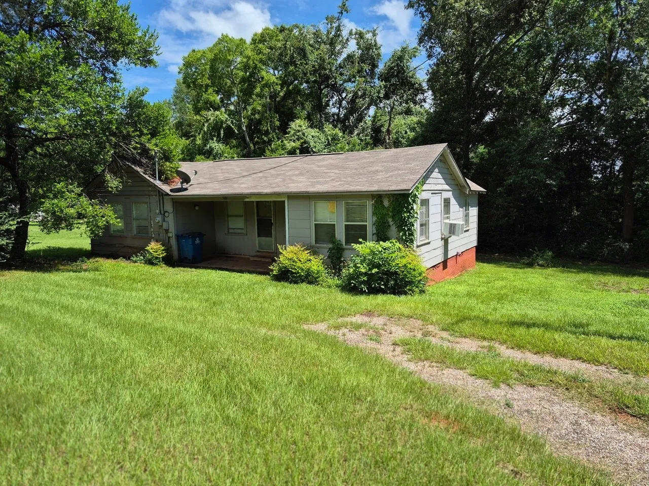 Single Family Residence For Sale in Cherokee County , 511 Myrtle Drive, Jacksonville, Texas 75766, 2 Bedroom, 1 Bathroom, Garage spaces, 1,256 Sqft, built in 1940, mls#21311786, Real Estate Agent in Jacksonville, Homes For Sale in Cherokee county, Homes For Sale in Jacksonville, Realtor in Jacksonville Texas, Real Estate Brokerage Independent Realty Texas, Luminita Cordes Realtor