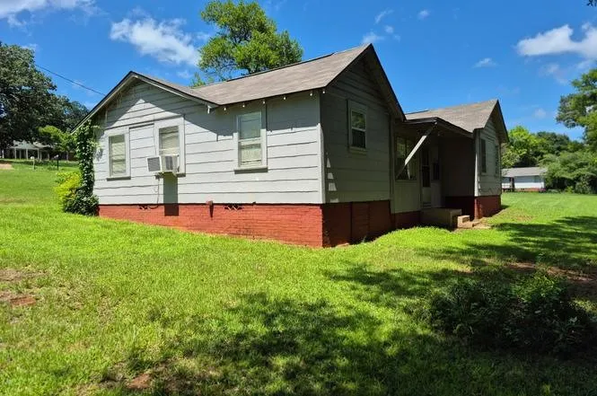 Single Family Residence For Sale in Cherokee County , 511 Myrtle Drive, Jacksonville, Texas 75766, 2 Bedroom, 1 Bathroom, Garage spaces, 1,256 Sqft, built in 1940, mls#21311786, Real Estate Agent in Jacksonville, Homes For Sale in Cherokee county, Homes For Sale in Jacksonville, Realtor in Jacksonville Texas, Real Estate Brokerage Independent Realty Texas, Luminita Cordes Realtor