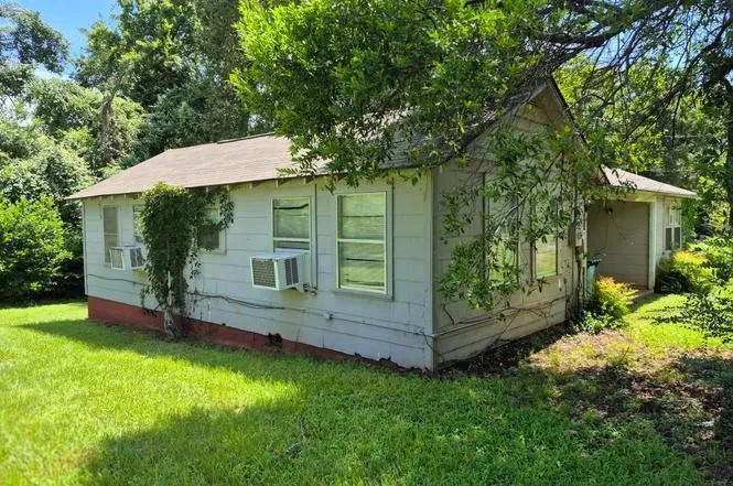 Single Family Residence For Sale in Cherokee County , 511 Myrtle Drive, Jacksonville, Texas 75766, 2 Bedroom, 1 Bathroom, Garage spaces, 1,256 Sqft, built in 1940, mls#21311786, Real Estate Agent in Jacksonville, Homes For Sale in Cherokee county, Homes For Sale in Jacksonville, Realtor in Jacksonville Texas, Real Estate Brokerage Independent Realty Texas, Luminita Cordes Realtor