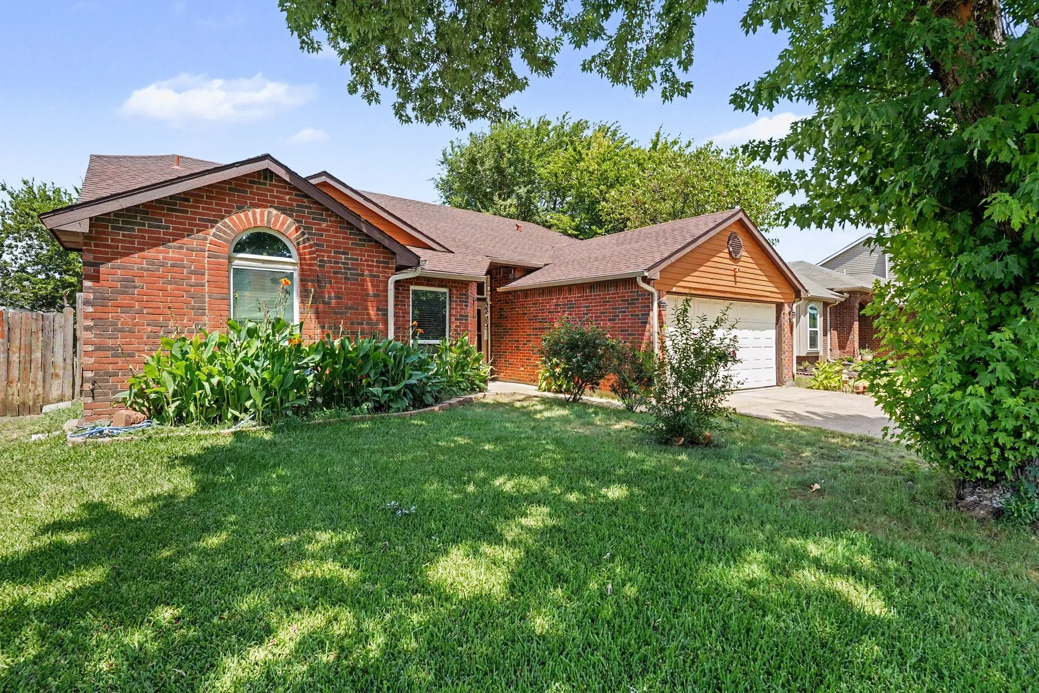 Single Family Residence For Sale in Tarrant County , 7949 Waterside Trail, Fort Worth, Texas 76137, 3 Bedroom, 2 Bathroom, 2 Garage spaces, 1,486 Sqft, built in 1987, mls#21312099, Real Estate Agent in Fort Worth, Homes For Sale in Tarrant county, Homes For Sale in Fort Worth, Realtor in Fort Worth Texas, Real Estate Brokerage Independent Realty Texas, Luminita Cordes Realtor