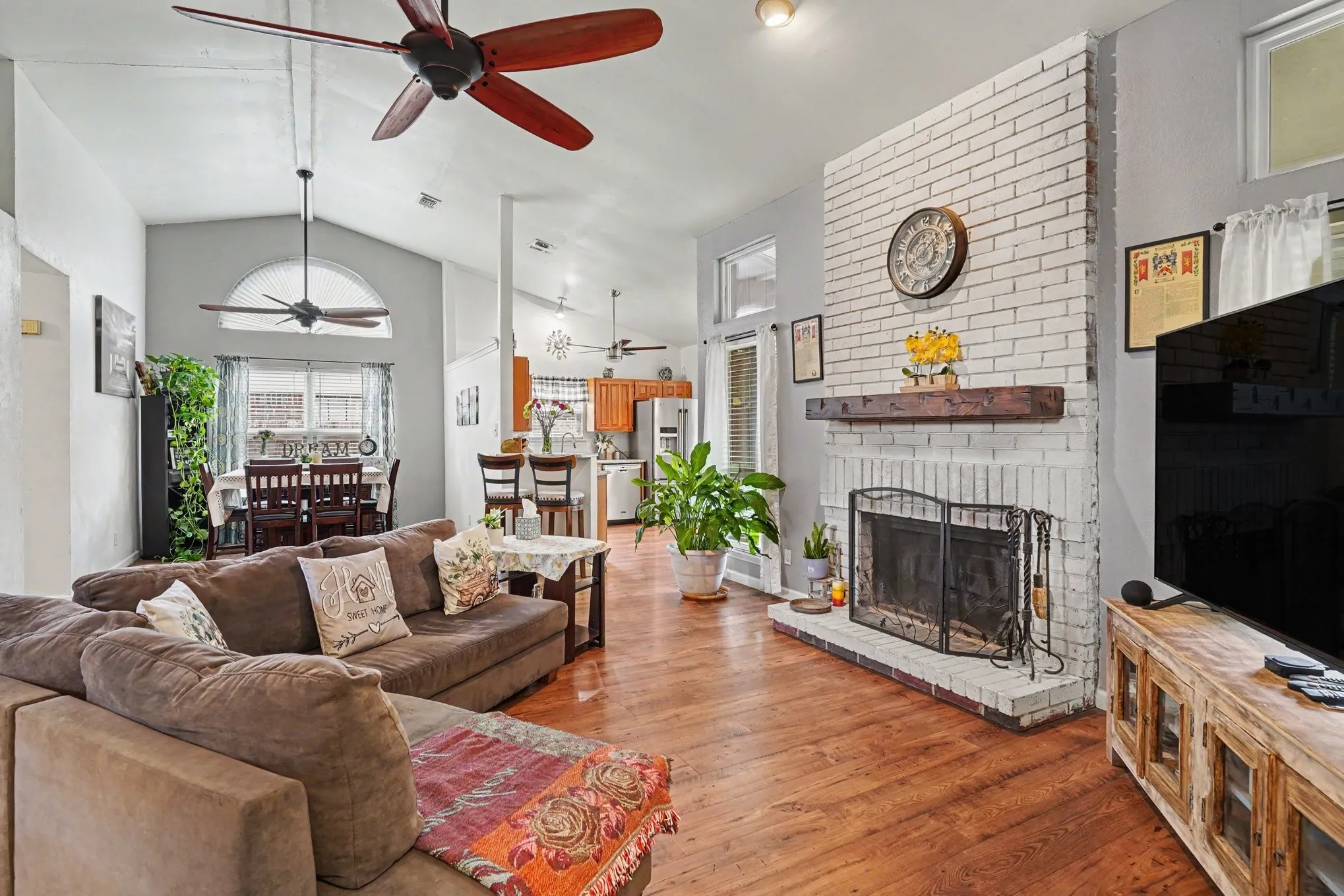 Single Family Residence For Sale in Tarrant County , 7949 Waterside Trail, Fort Worth, Texas 76137, 3 Bedroom, 2 Bathroom, 2 Garage spaces, 1,486 Sqft, built in 1987, mls#21312099, Real Estate Agent in Fort Worth, Homes For Sale in Tarrant county, Homes For Sale in Fort Worth, Realtor in Fort Worth Texas, Real Estate Brokerage Independent Realty Texas, Luminita Cordes Realtor