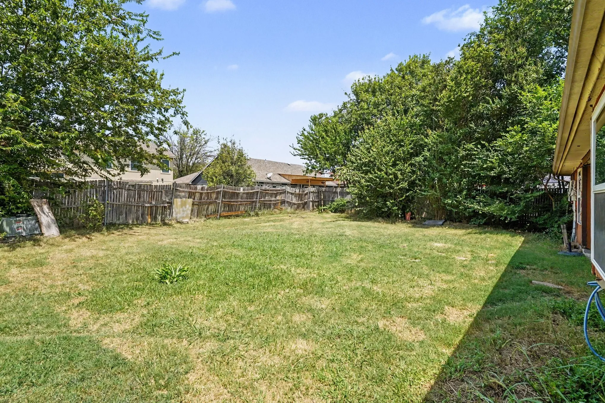 Single Family Residence For Sale in Tarrant County , 7949 Waterside Trail, Fort Worth, Texas 76137, 3 Bedroom, 2 Bathroom, 2 Garage spaces, 1,486 Sqft, built in 1987, mls#21312099, Real Estate Agent in Fort Worth, Homes For Sale in Tarrant county, Homes For Sale in Fort Worth, Realtor in Fort Worth Texas, Real Estate Brokerage Independent Realty Texas, Luminita Cordes Realtor