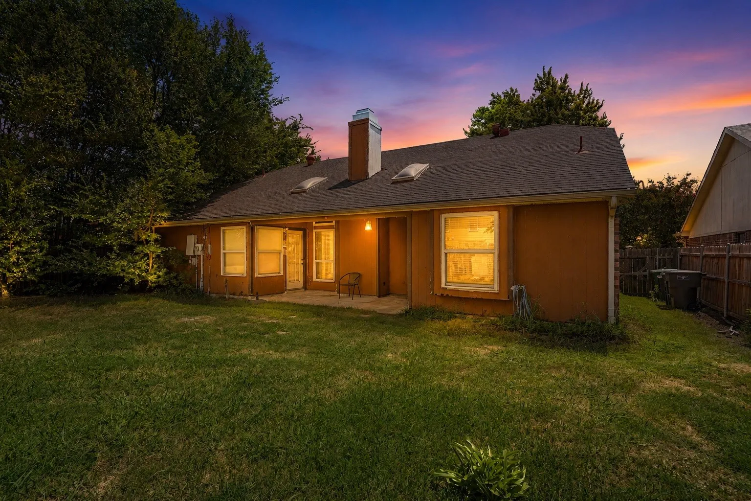 Single Family Residence For Sale in Tarrant County , 7949 Waterside Trail, Fort Worth, Texas 76137, 3 Bedroom, 2 Bathroom, 2 Garage spaces, 1,486 Sqft, built in 1987, mls#21312099, Real Estate Agent in Fort Worth, Homes For Sale in Tarrant county, Homes For Sale in Fort Worth, Realtor in Fort Worth Texas, Real Estate Brokerage Independent Realty Texas, Luminita Cordes Realtor