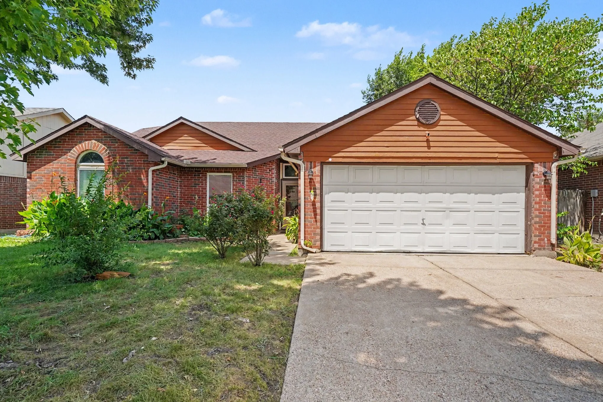Single Family Residence For Sale in Tarrant County , 7949 Waterside Trail, Fort Worth, Texas 76137, 3 Bedroom, 2 Bathroom, 2 Garage spaces, 1,486 Sqft, built in 1987, mls#21312099, Real Estate Agent in Fort Worth, Homes For Sale in Tarrant county, Homes For Sale in Fort Worth, Realtor in Fort Worth Texas, Real Estate Brokerage Independent Realty Texas, Luminita Cordes Realtor