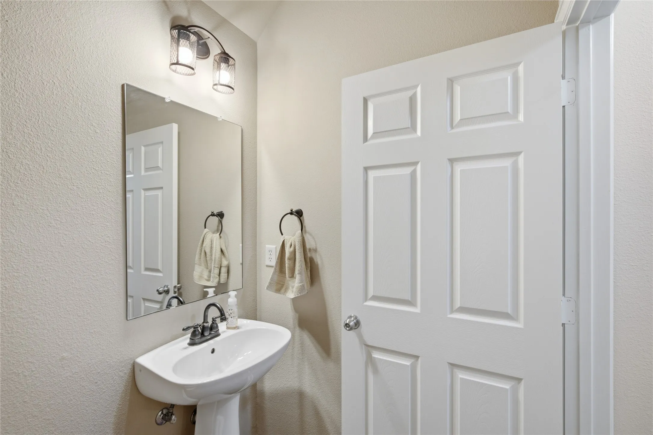 Townhouse For Sale in Wise County , 287 Emma Call Court, Decatur, Texas 76234, 3 Bedroom, 3 Bathroom, 2 Garage spaces, 1,816 Sqft, built in 2007, mls#21312087, Real Estate Agent in Decatur, Homes For Sale in Wise county, Homes For Sale in Decatur, Realtor in Decatur Texas, Real Estate Brokerage Independent Realty Texas, Luminita Cordes Realtor