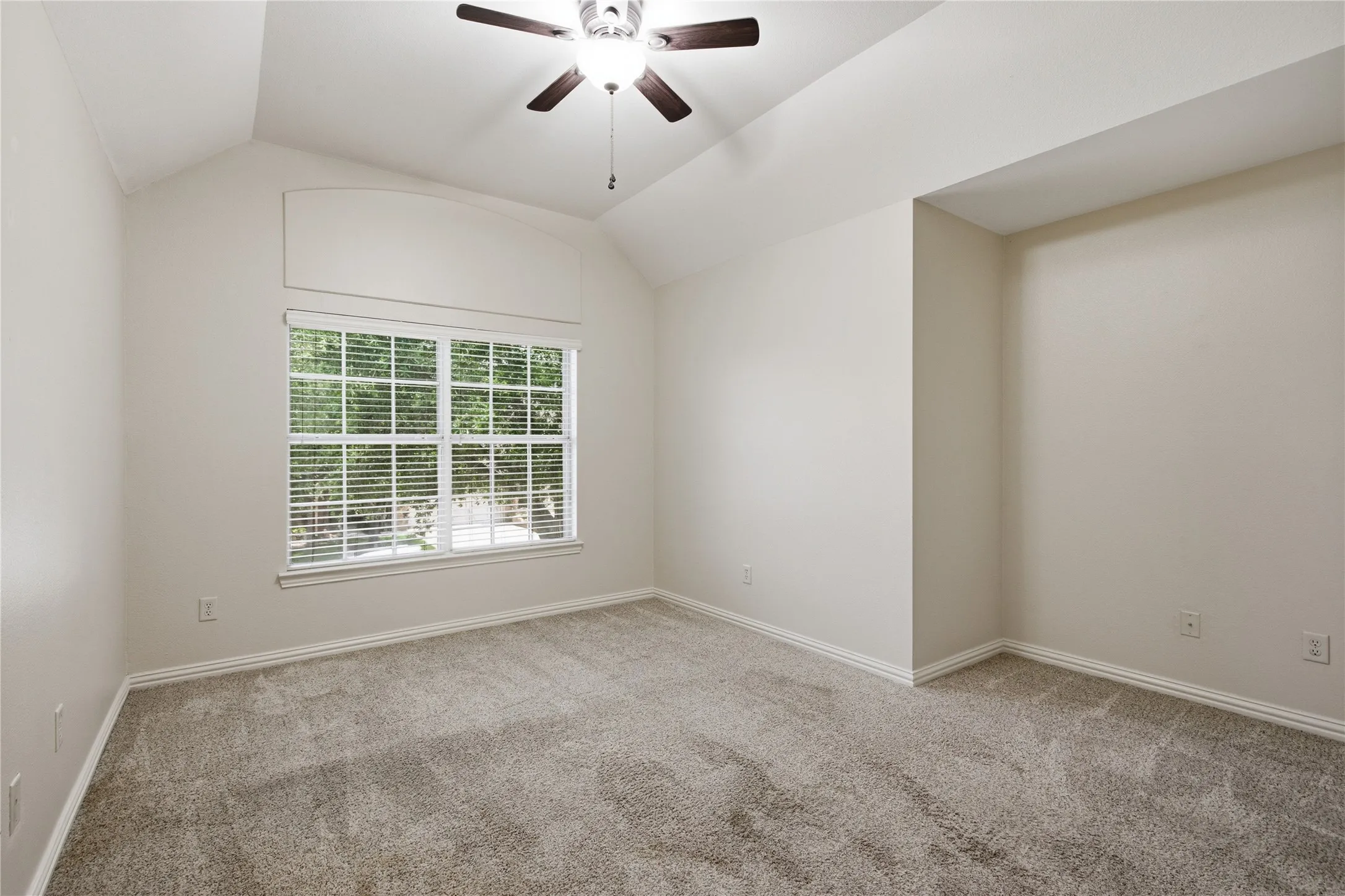 Townhouse For Sale in Wise County , 287 Emma Call Court, Decatur, Texas 76234, 3 Bedroom, 3 Bathroom, 2 Garage spaces, 1,816 Sqft, built in 2007, mls#21312087, Real Estate Agent in Decatur, Homes For Sale in Wise county, Homes For Sale in Decatur, Realtor in Decatur Texas, Real Estate Brokerage Independent Realty Texas, Luminita Cordes Realtor