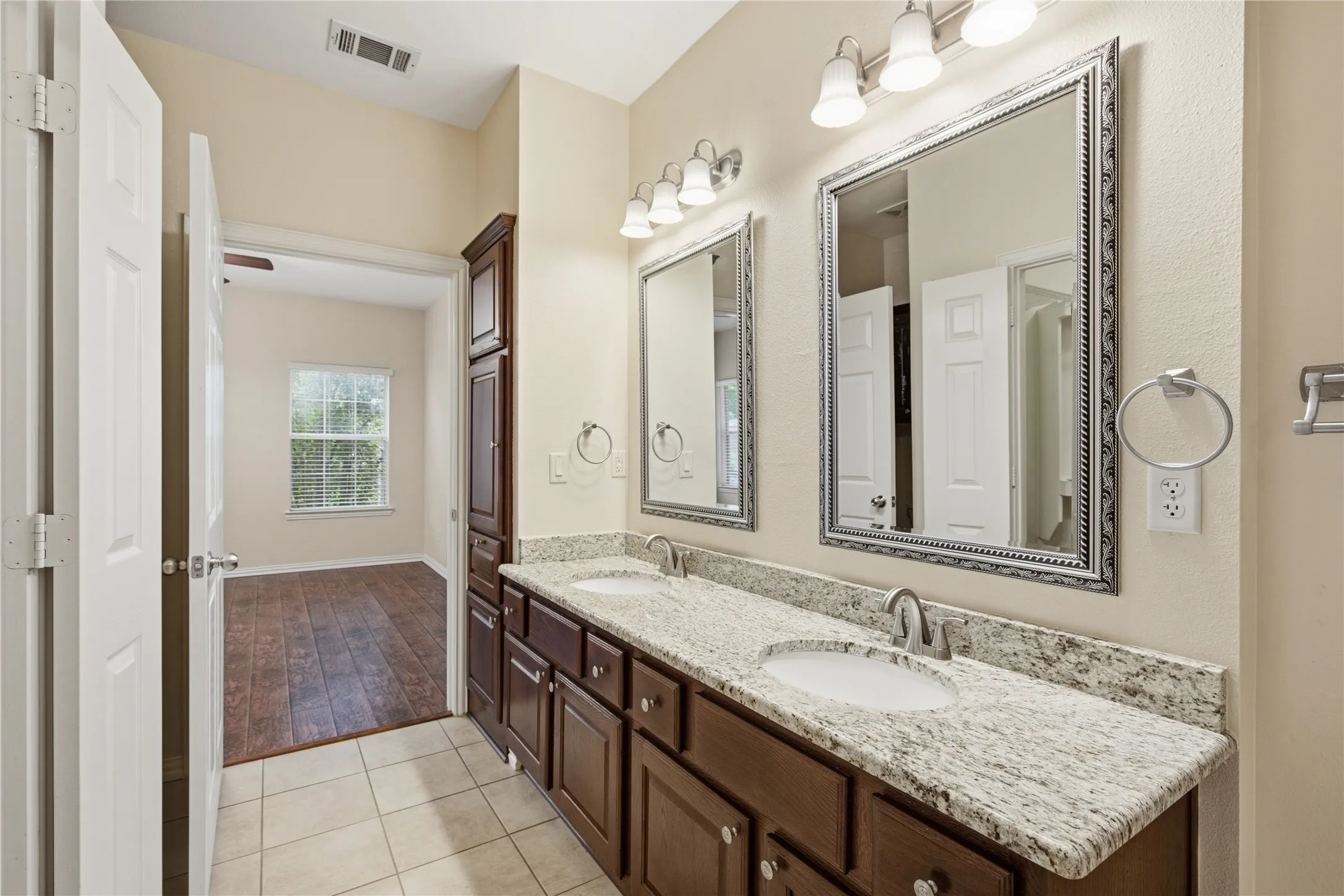 Townhouse For Sale in Wise County , 287 Emma Call Court, Decatur, Texas 76234, 3 Bedroom, 3 Bathroom, 2 Garage spaces, 1,816 Sqft, built in 2007, mls#21312087, Real Estate Agent in Decatur, Homes For Sale in Wise county, Homes For Sale in Decatur, Realtor in Decatur Texas, Real Estate Brokerage Independent Realty Texas, Luminita Cordes Realtor