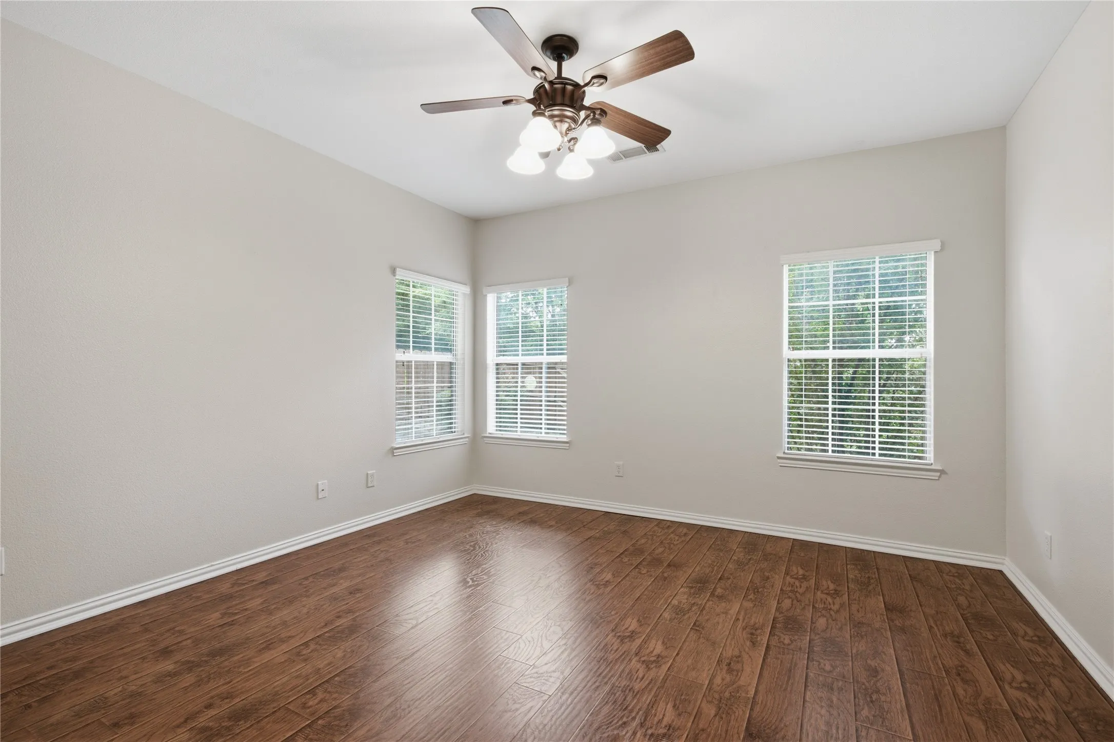 Townhouse For Sale in Wise County , 287 Emma Call Court, Decatur, Texas 76234, 3 Bedroom, 3 Bathroom, 2 Garage spaces, 1,816 Sqft, built in 2007, mls#21312087, Real Estate Agent in Decatur, Homes For Sale in Wise county, Homes For Sale in Decatur, Realtor in Decatur Texas, Real Estate Brokerage Independent Realty Texas, Luminita Cordes Realtor